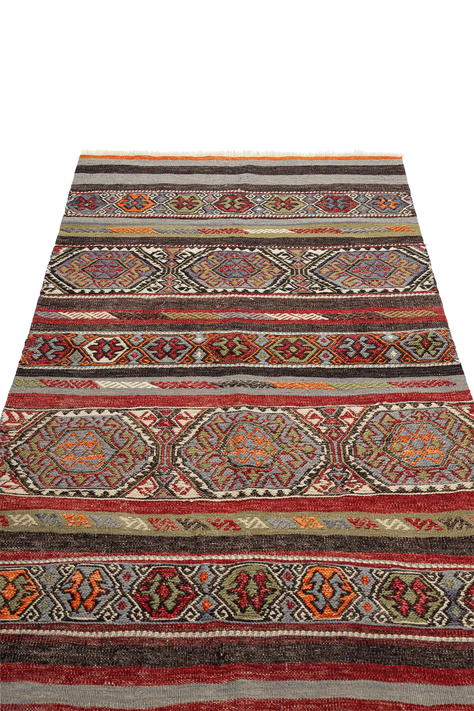 Perspektivische Ansicht – zeigt die dichte rhythmische Gliederung des Kilims mit aufeinanderfolgenden Streifen- und Motivbändern in kontrastreichen Farben