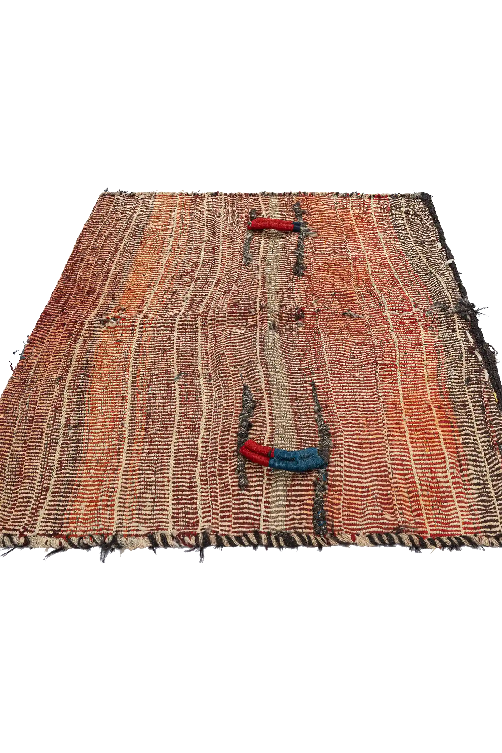 Schräg aufgenommene Fläche mit Fokus auf das durchgehende Streifenmuster in gedeckten Rottönen, akzentuiert von mittig verlaufenden schwarzen Ziernähten und vereinzelten aufgesetzten Kordeln.