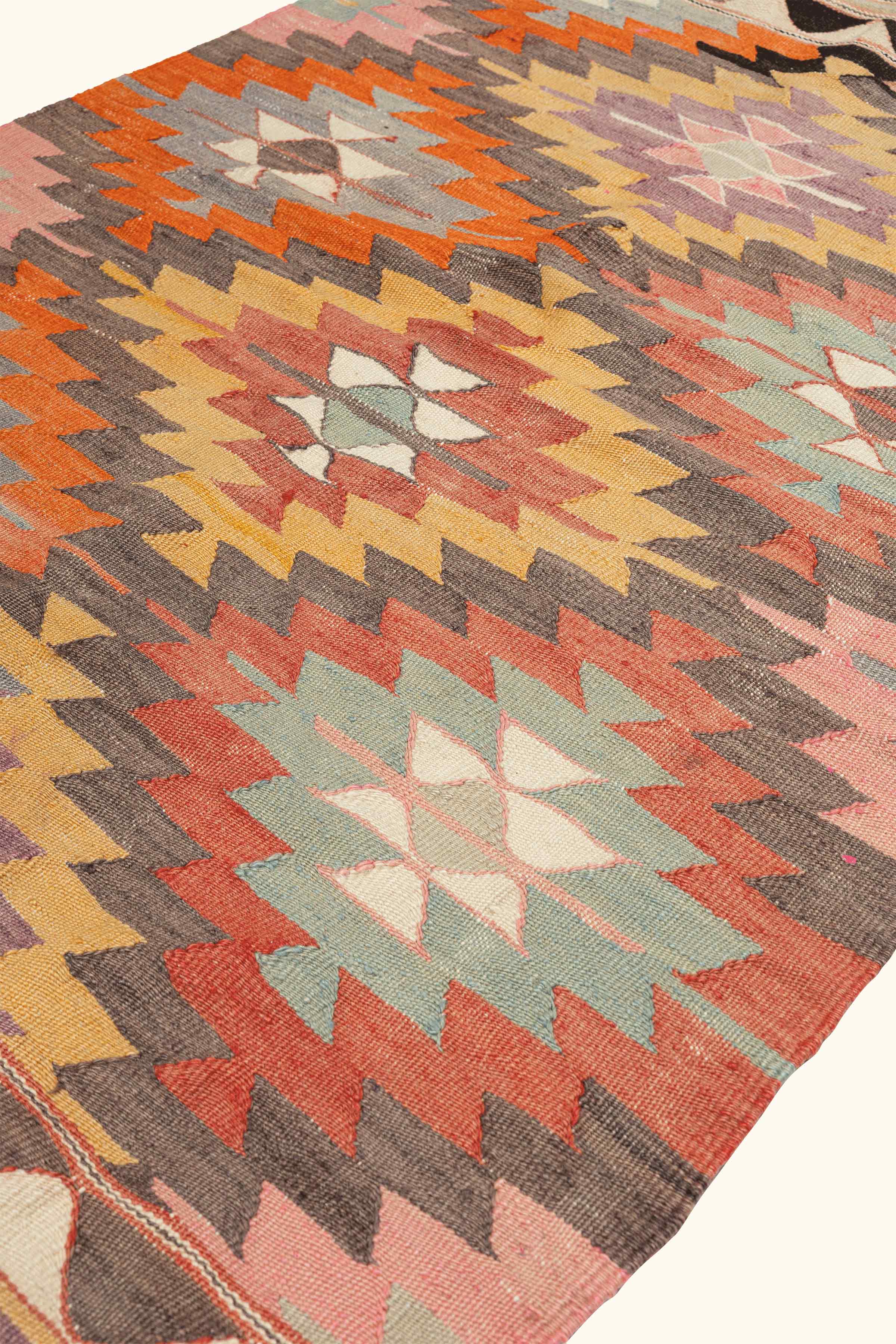 Detaillierte Ansicht der gewebten Oberfläche und feinen Haken- und Sternsymbole im traditionellen Stil