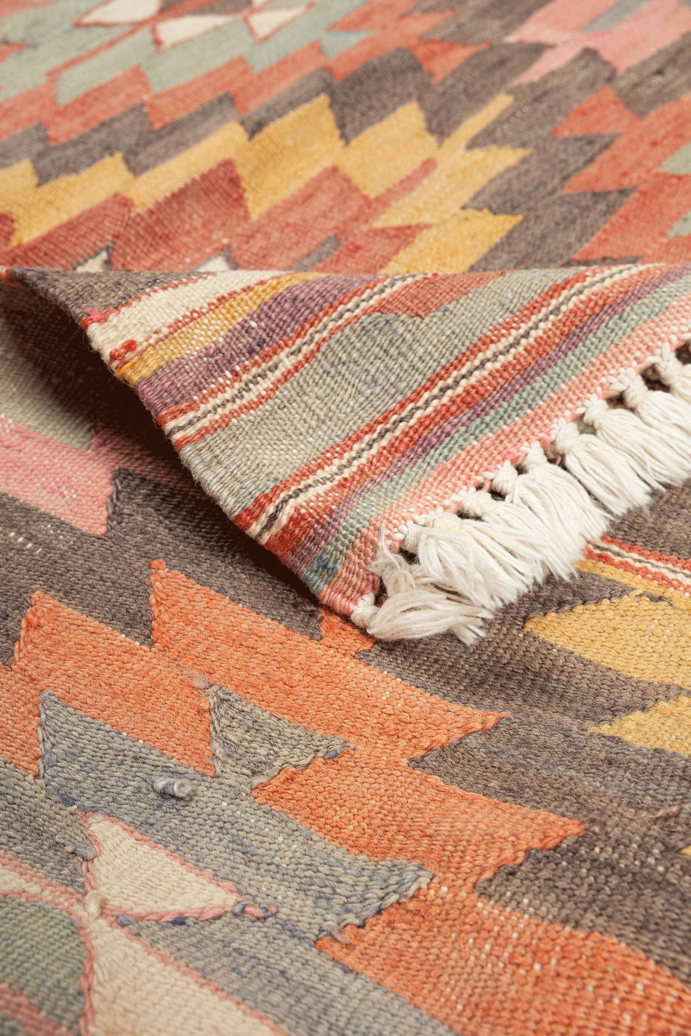 Rückseite des Vintage-Kelims aus Anatolien mit sichtbarer Webtechnik und weißen Fransen