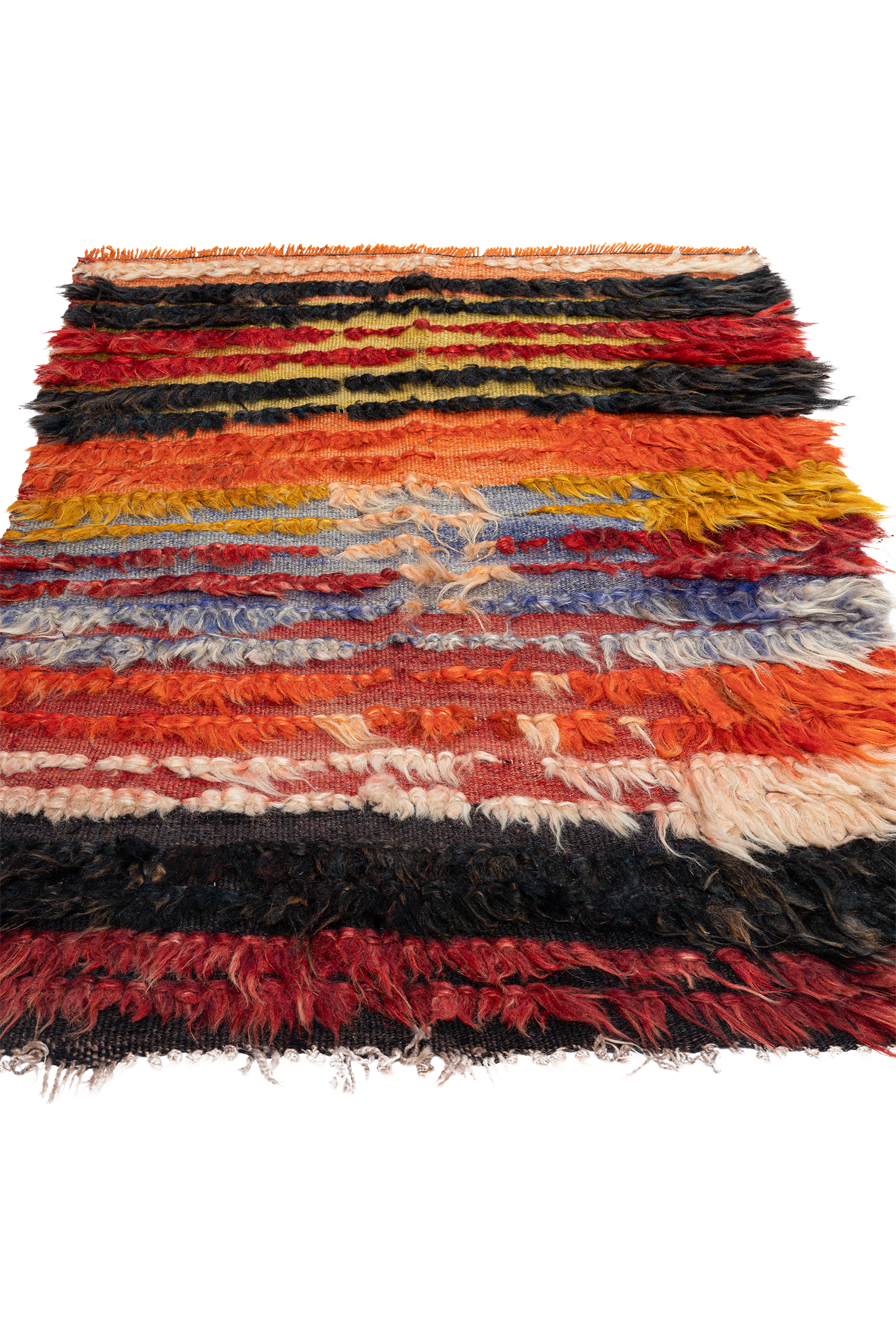 Schräger Blick auf den Kilim mit wellenförmig anmutender Struktur und hervortretenden dicken Wollsträngen in intensiven Rot-, Blau-, Gelb- und Orangetönen.