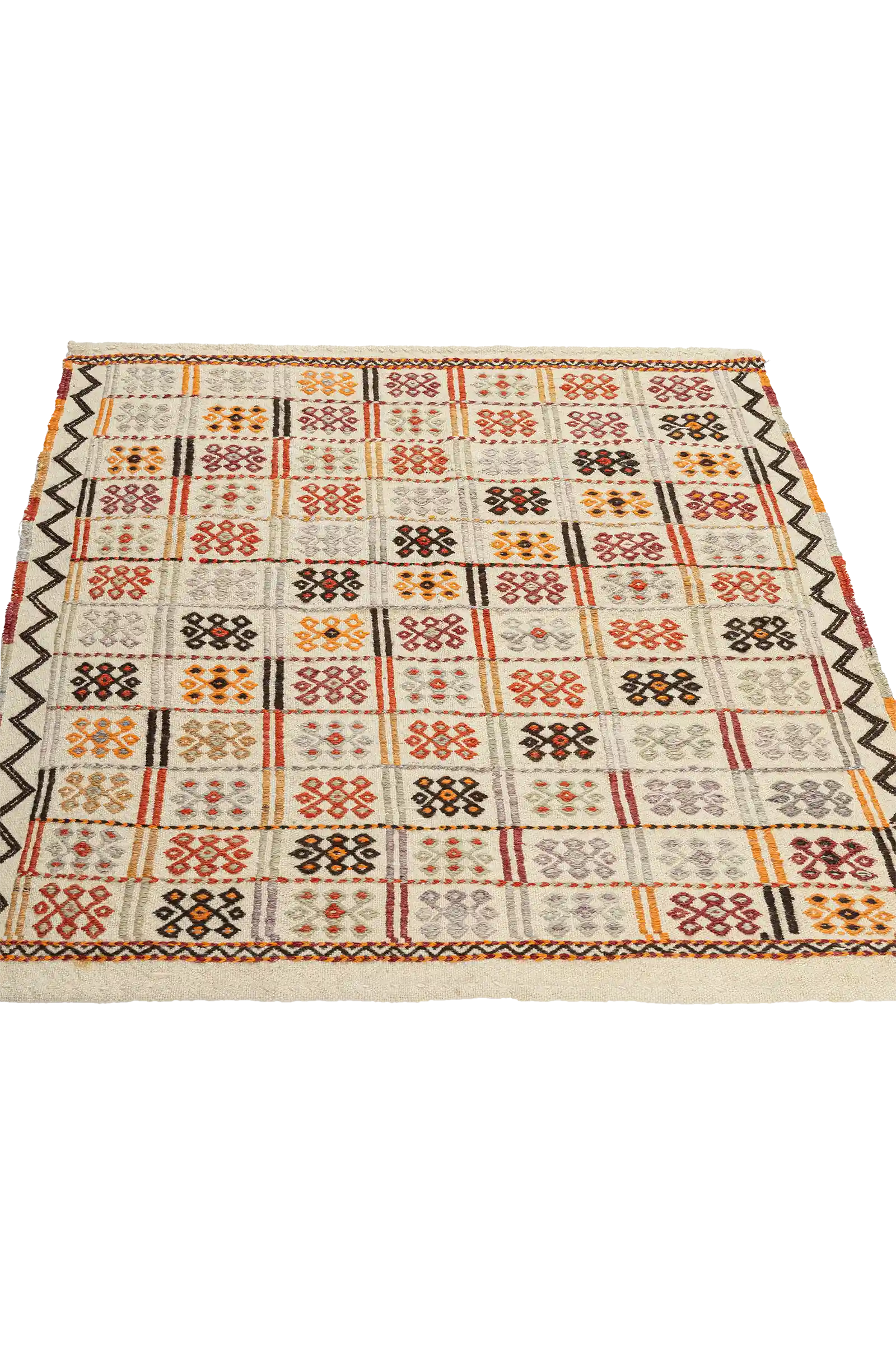 Seitlich aufgenommene Ansicht der strukturierten Oberfläche mit repetitiven Kachelmotiven in warmen Farbtönen; deutliche textile Struktur durch leicht erhobene Stickdetails sichtbar.