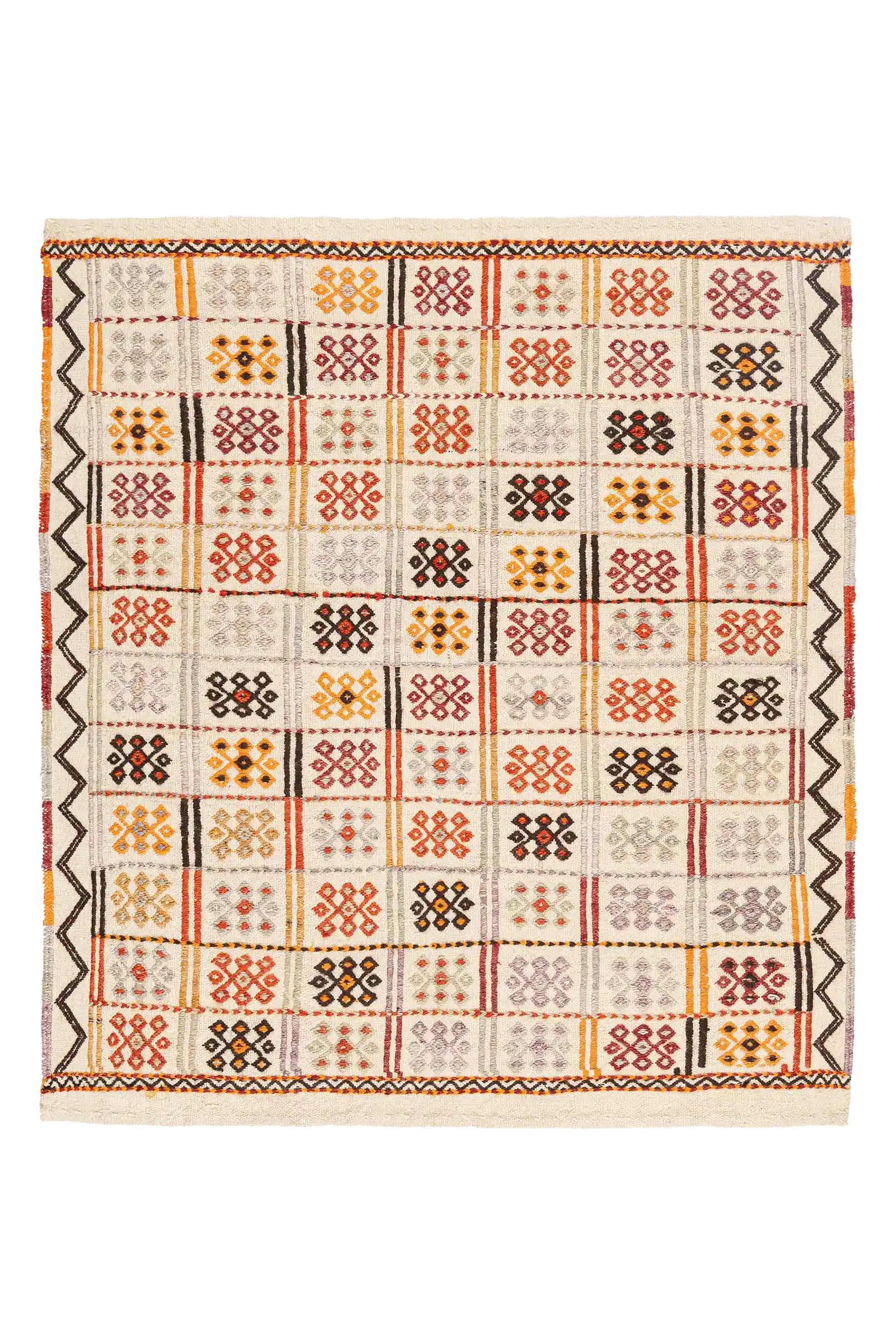 Quadratischer Vintage-Kelim mit flächendeckender Gitterstruktur aus kleinen Rechtecken auf cremefarbenem Grund. Jedes Feld ist mit rosettenartigen, geometrischen Motiven in Schwarz, Rot, Lila, Orange und Grau ausgefüllt. Gerahmt durch eine schmale, ornamentale Bordüre.