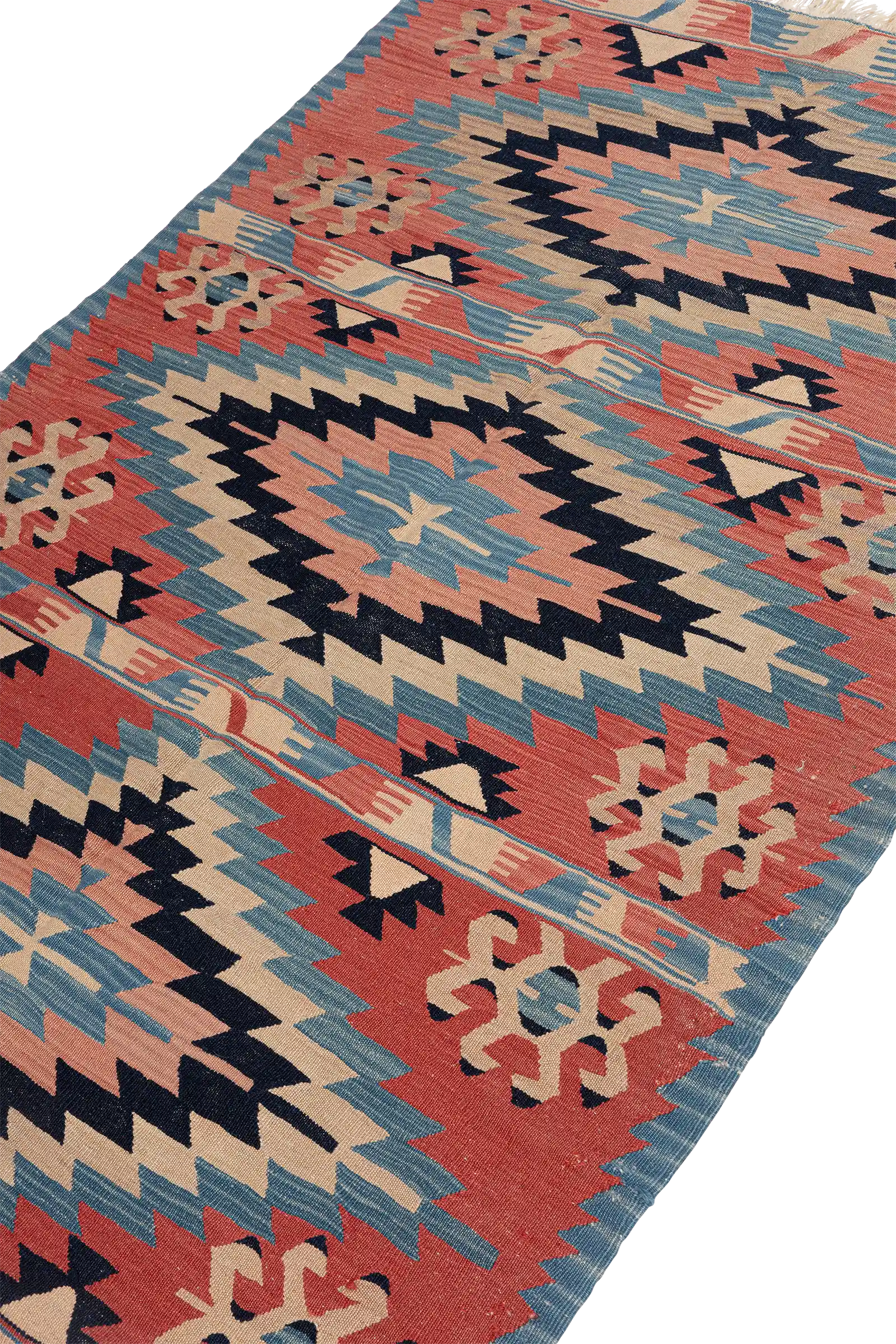 Schräge Seitenansicht des USAK Kilims – geometrisches Muster und Struktur des Gewebes aus leichtem Winkel betrachtet