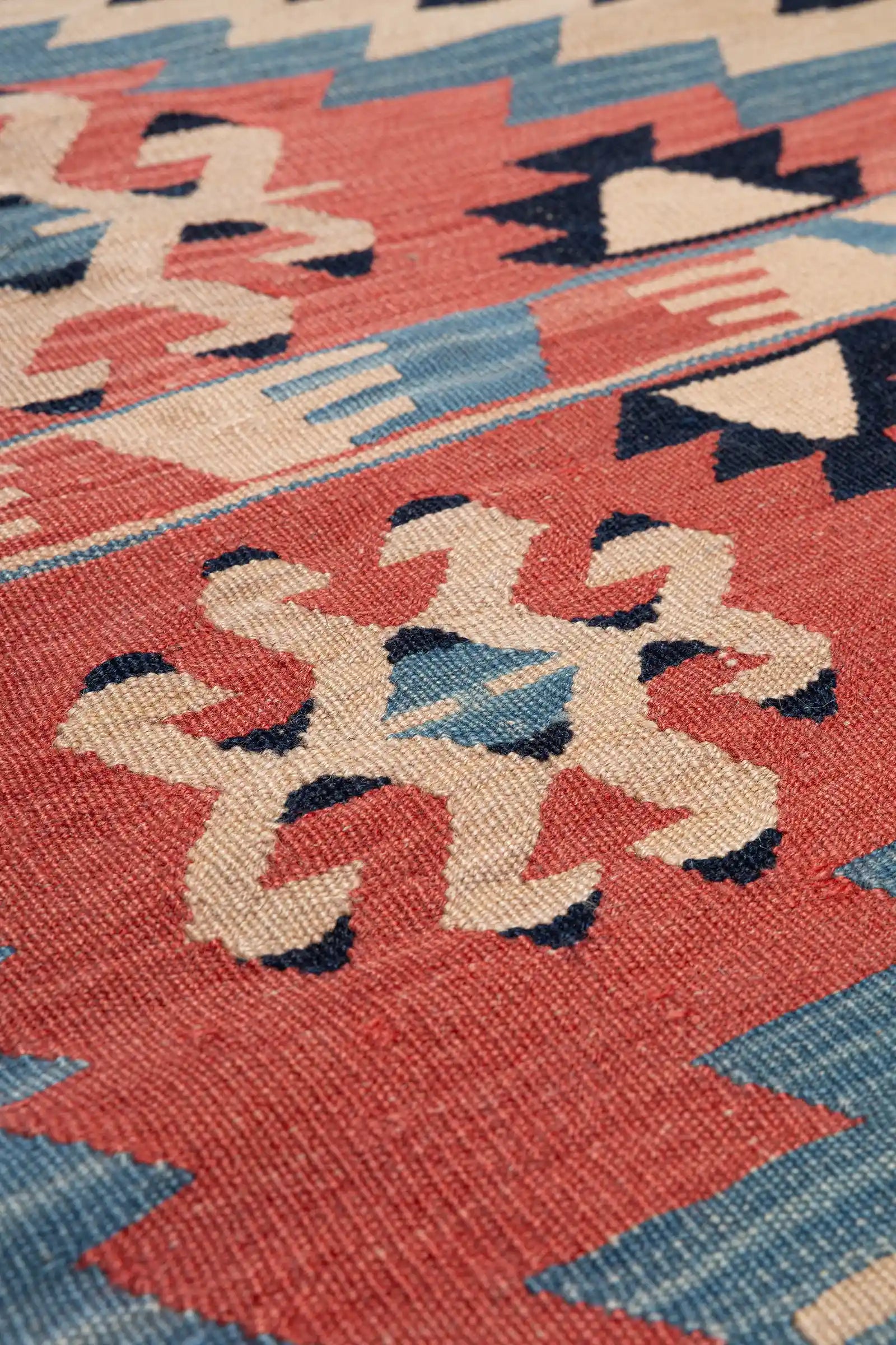 Nahaufnahme der Textur – kompakte Webung aus handgesponnener Wolle mit spürbarem Vintage-Charakter