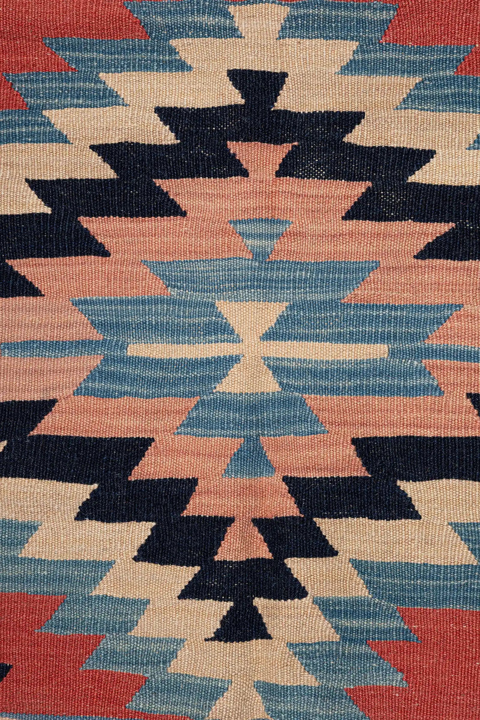 Detailaufnahme der Zentralsymbole – Rauten mit Göz- und Haç-Motiven, fein eingewebt in weinrotem Fond