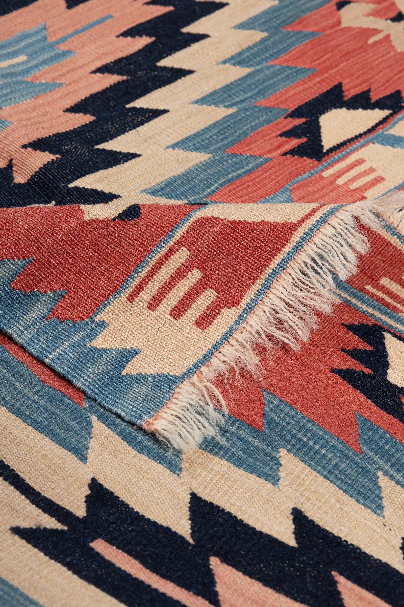 Vorder- und Rückseite im Vergleich – originale Rückseite, restaurierte Fransen und Altersspuren im unteren Abschluss sichtbar