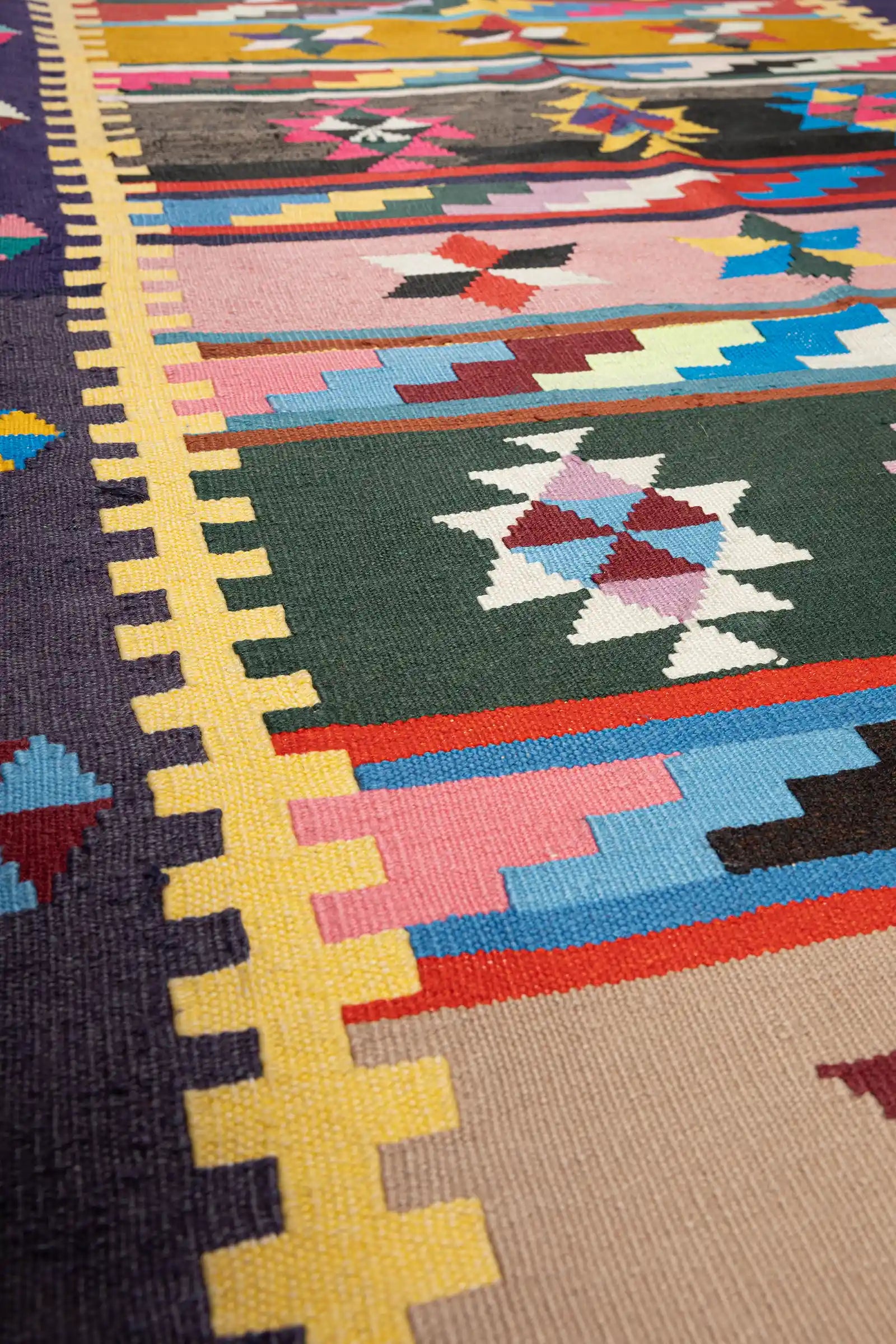 Nahaufnahme der Textur – feine Orlon-Fasern mit glatter, leicht glänzender Oberfläche und kräftigem Farbauftrag