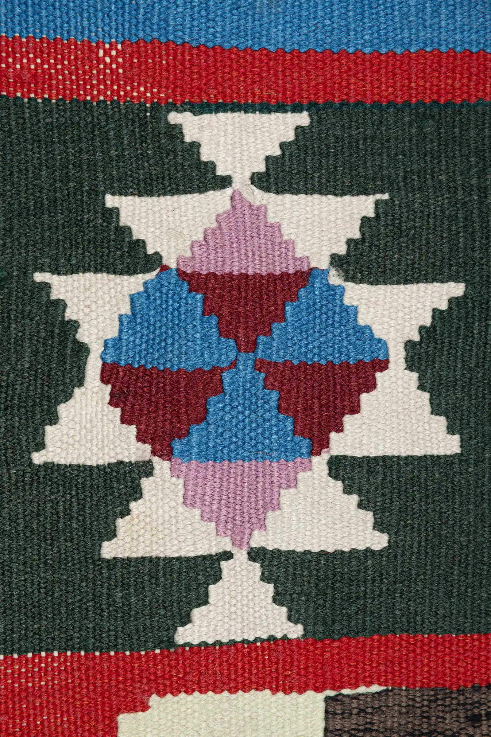 Detailaufnahme der Küpe-, Yıldız- und Su Yolu-Motive – gewebte Zeichen für Ehe, Glück und Lebensfluss