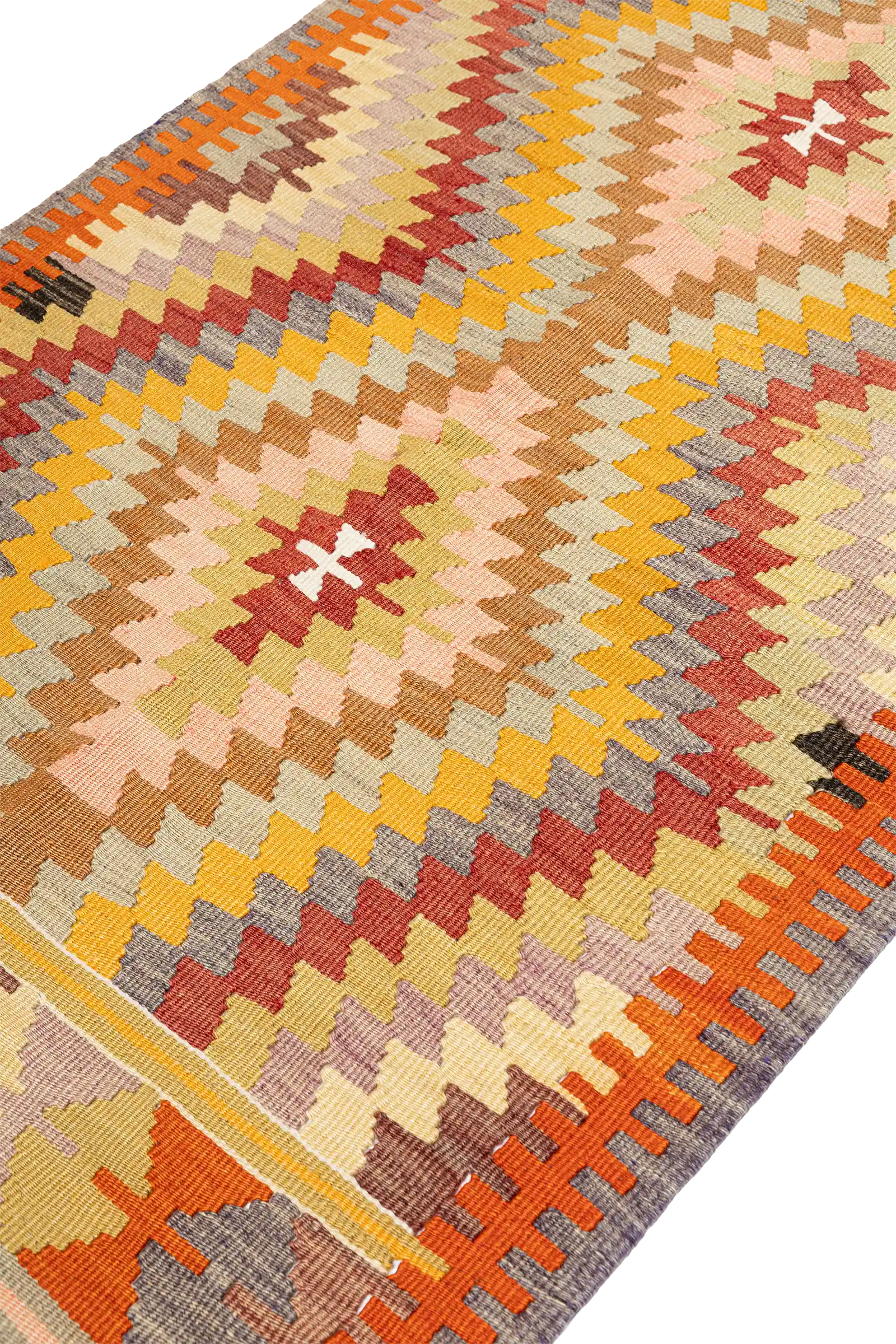 Schräge Seitenansicht des Kilims – zeigt die hohe grafische Dichte der Bordüre und den lebendigen Farbwechsel in den Winkelmustern