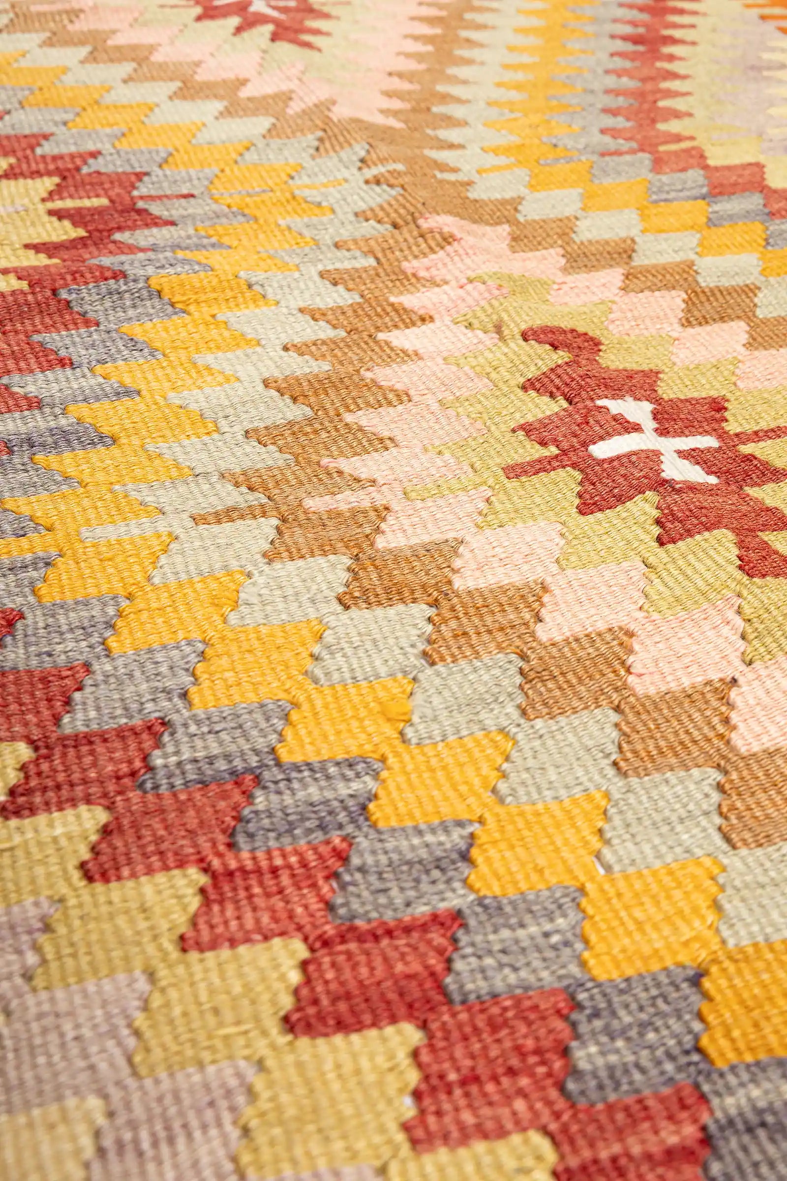 Nahaufnahme der Textur – kompakte Wollstruktur mit leicht glänzender Oberfläche, Farbwechsel deutlich im Garnverlauf sichtbar