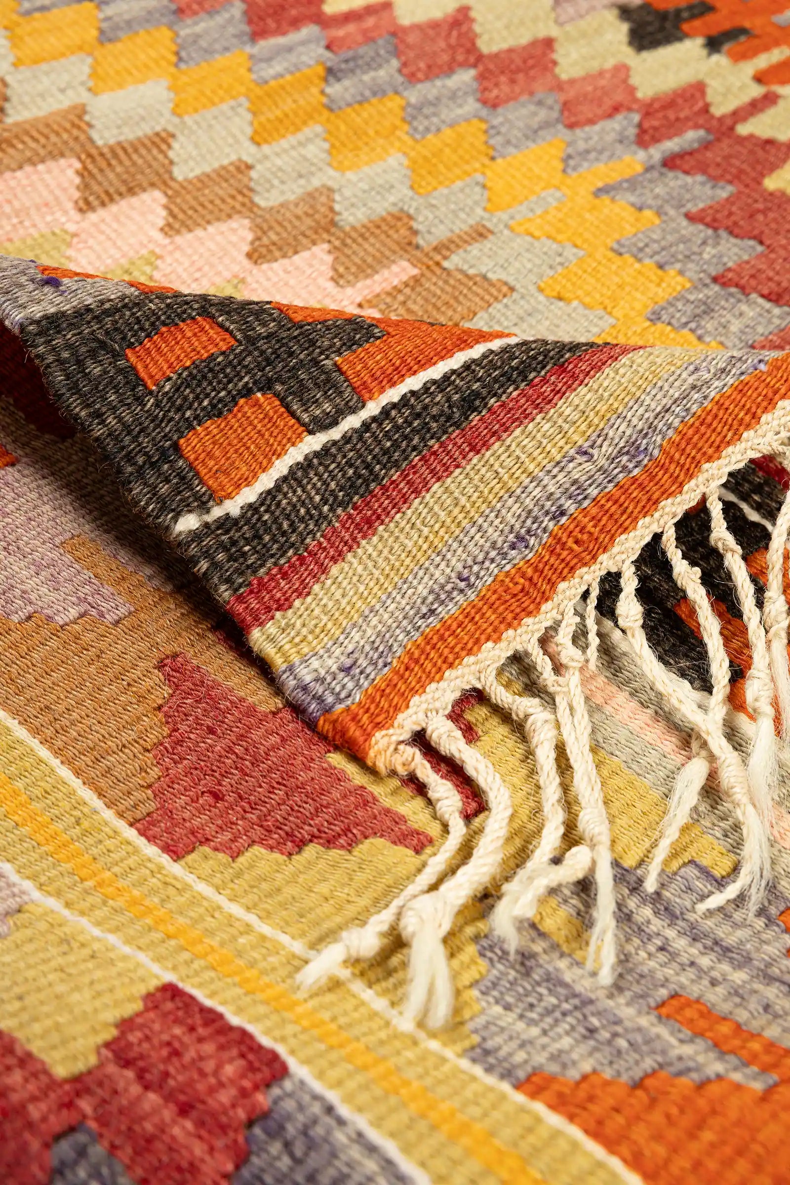 Vorder- und Rückseite im Vergleich – Rückseite original erhalten mit sauberer Spiegelung der Vorderseite, Fransen locker geknüpft