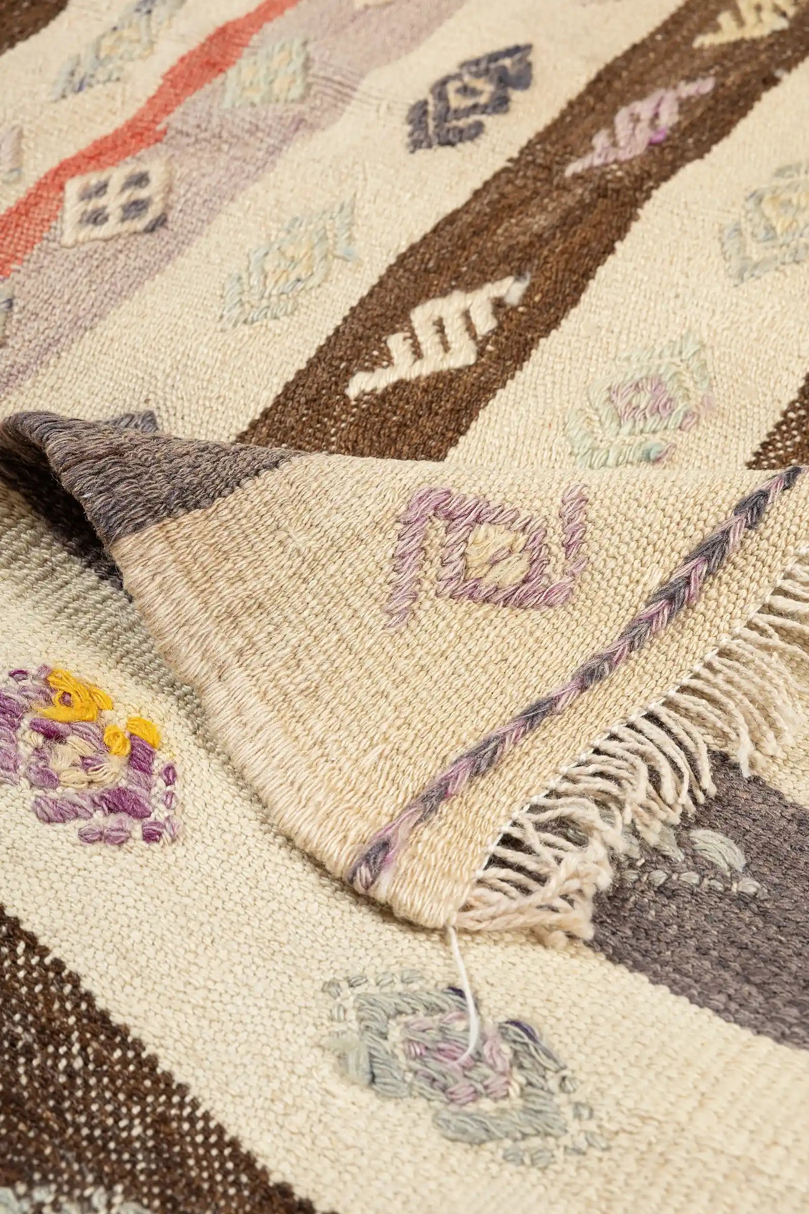 Vorder- und Rückseite im Vergleich – Rückseite in gleichmäßig gewebter Struktur, Fransenabschluss schlicht und naturbelassen