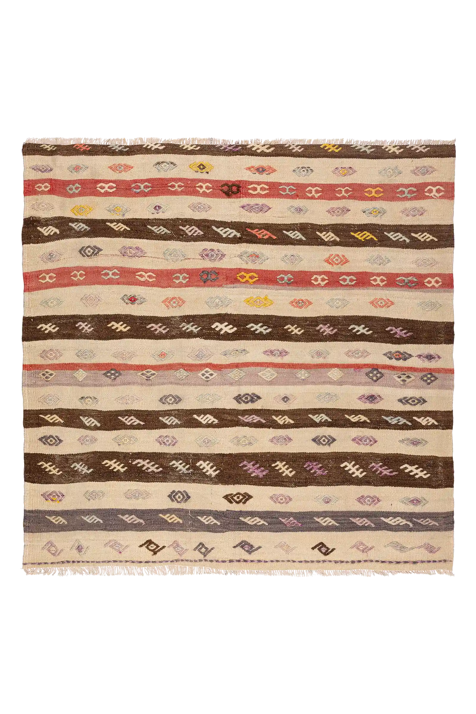 Gesamtansicht des FETHIYE Kilims – quadratischer Kelim mit horizontalen Streifen in Braun, Naturweiß, Rostrot und Beige, durchzogen von fein eingestickten geometrischen Musterelementen