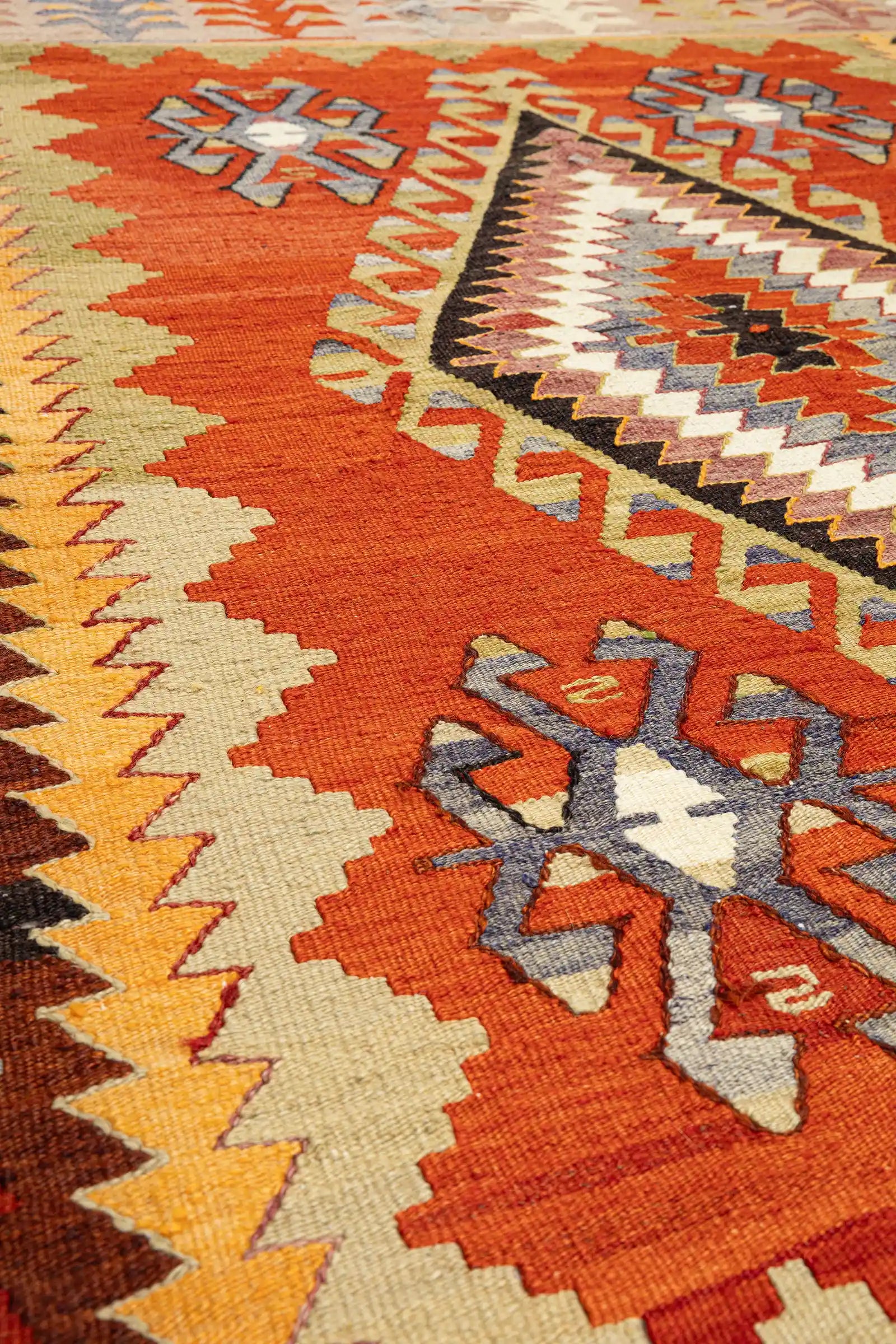 Nahaufnahme der Textur – kompakt gewebte Wollfläche mit scharfen Farbübergängen und gleichmäßigem Fadeneinsatz