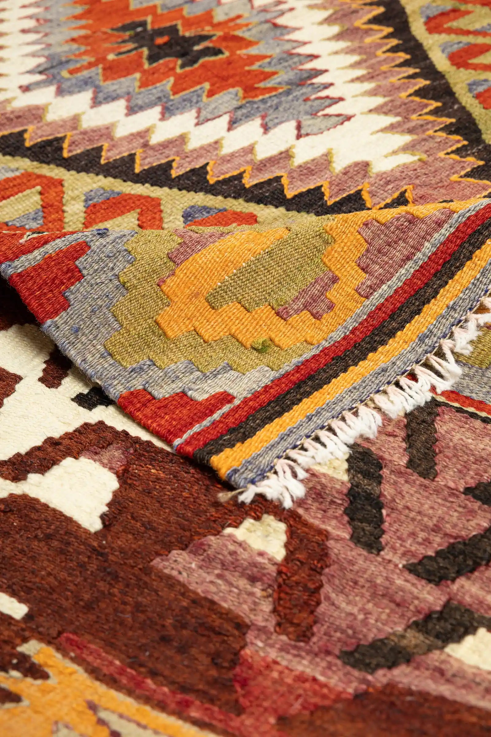 Vorder- und Rückseite im Vergleich – Rückseite zeigt flachgewebtes Originalmuster, Fransen an beiden Enden klassisch weiß und gedreht