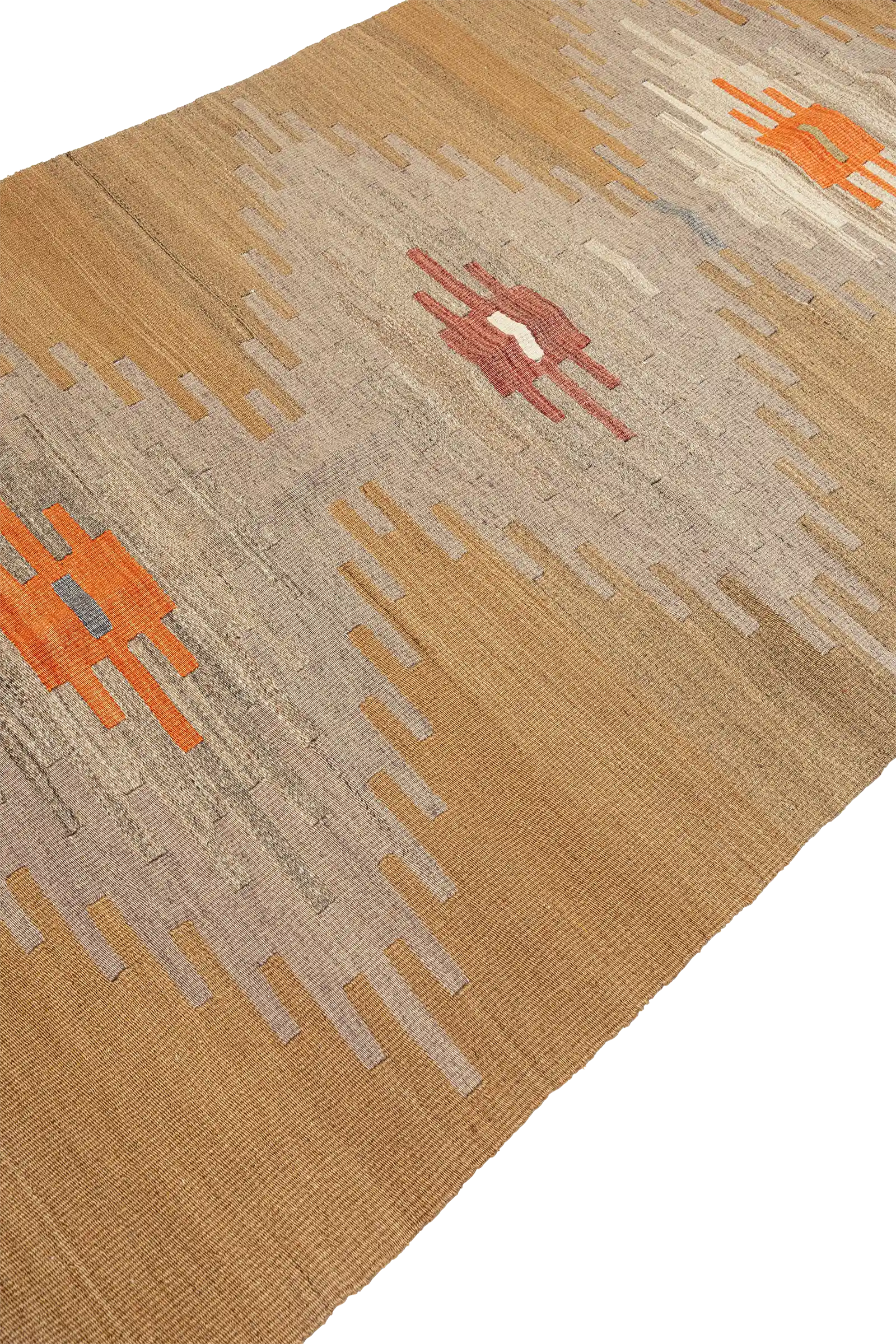 Schräge Seitenansicht des Kelims – hebt den natürlichen Farbverlauf des Grundtons und die eingebetteten Motive entlang der Mittelachse hervor