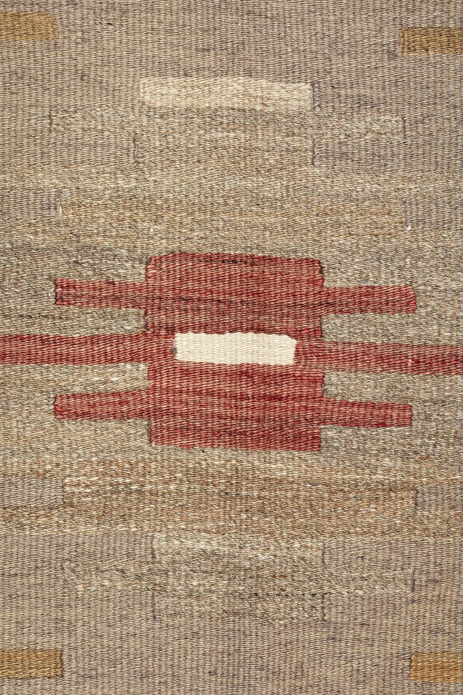 Detailaufnahme eines zentralen Farbfelds – rechteckiges Motiv mit horizontaler Streckung in Rostrot und Weiß, eingebettet in weich verlaufende Farbschichten