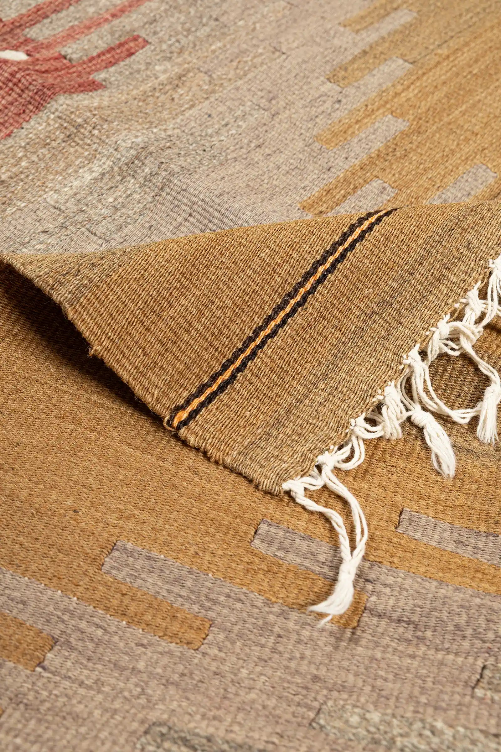 Vorder- und Rückseite im Vergleich – Rückseite spiegelbildlich sichtbar, Fransenabschluss locker gedreht und naturbelassen