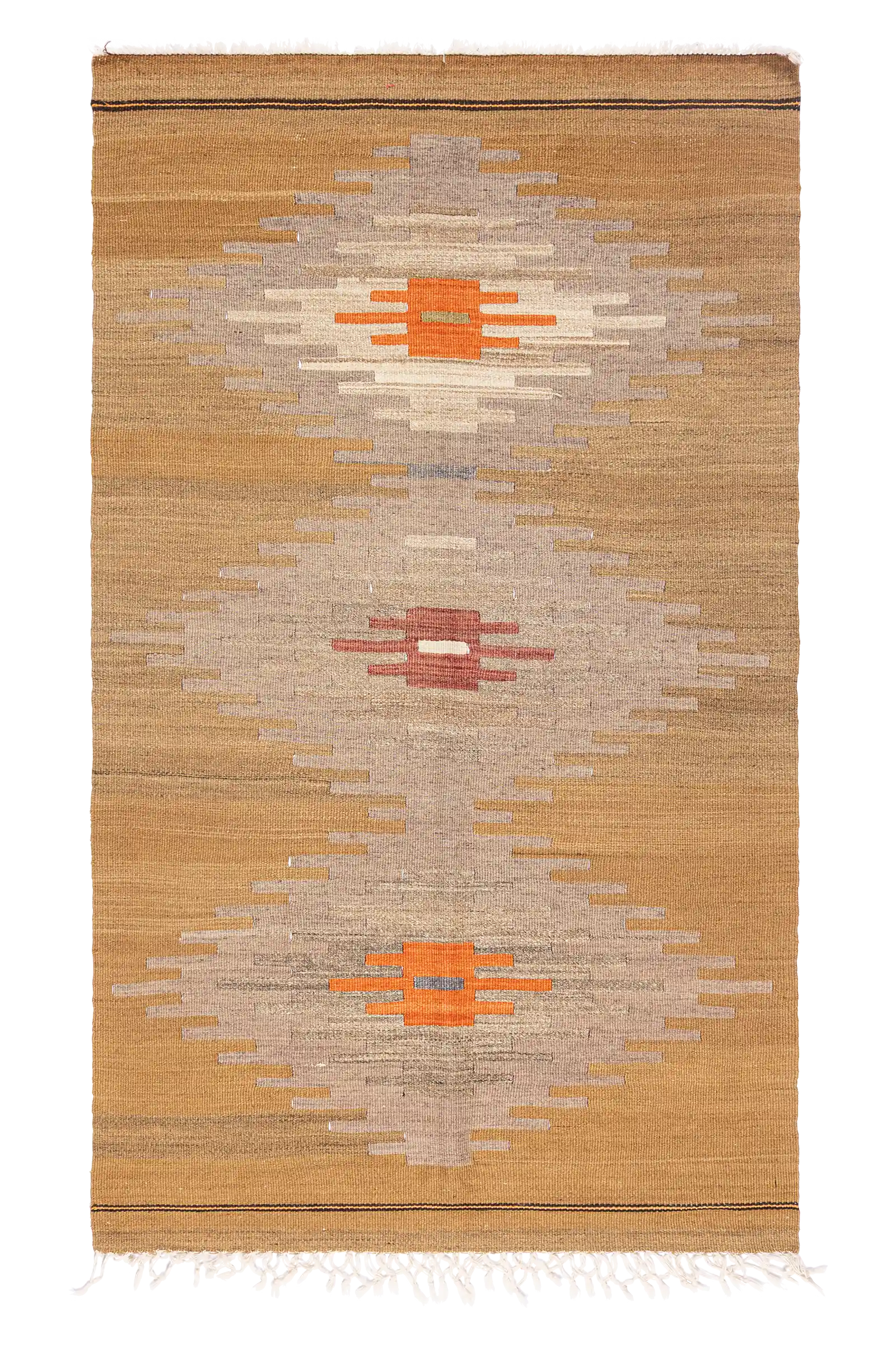 Gesamtansicht des FETHIYE Kilims – rechteckiger Kelim mit hellem, sandfarbenem Grundton und drei zentral ausgerichteten, symmetrisch angelegten Farbmotiven in Orange und Rostrot