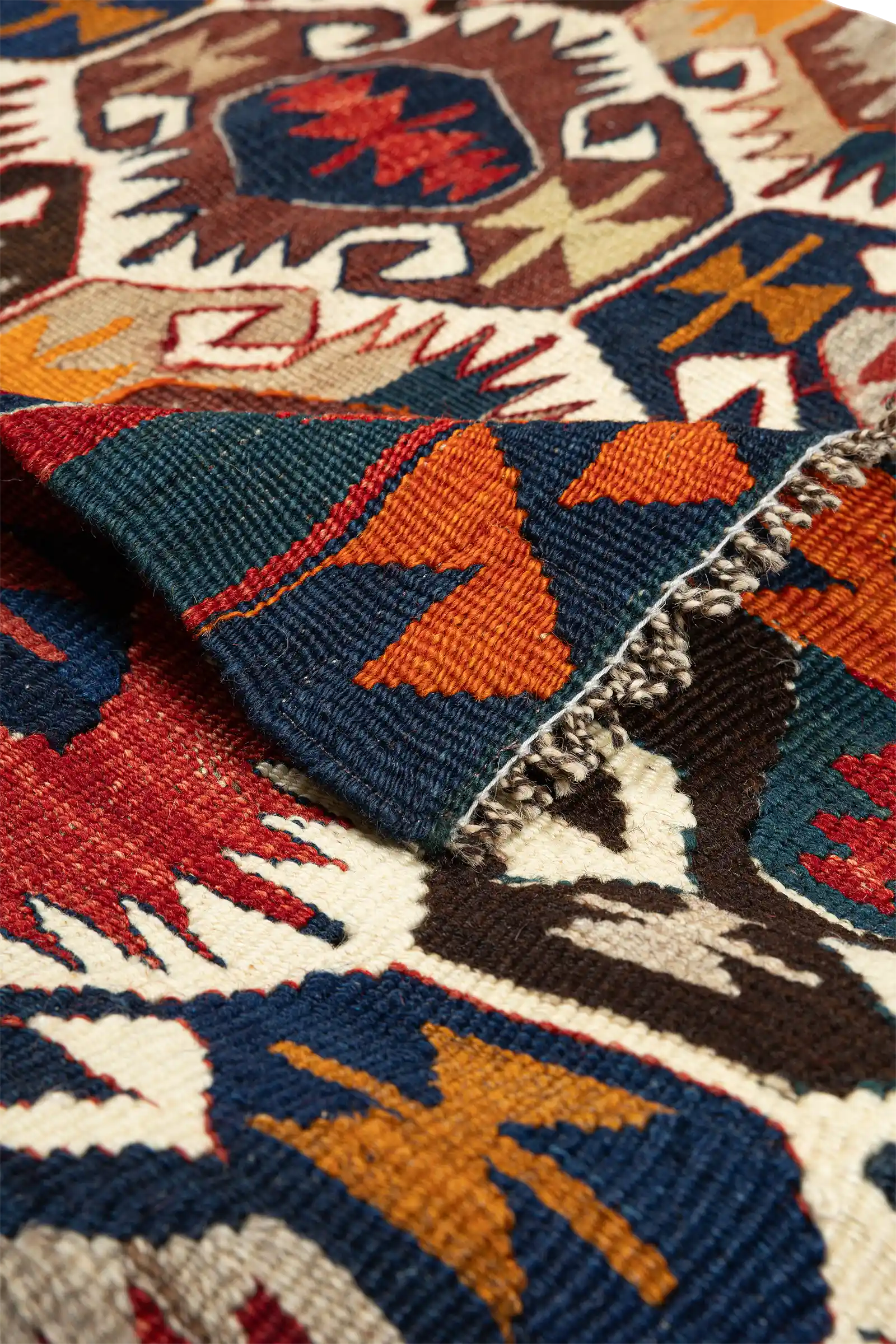 Vorder- und Rückseite im Vergleich – Rückseite handgewebt, spiegelbildlich lesbar; Fransenabschluss naturbelassen und dicht gefasst