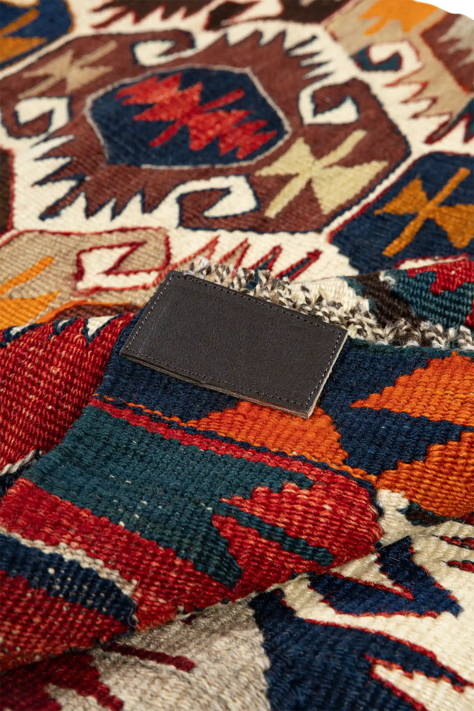 Detailaufnahme der Rückseite mit Lederecke – fest vernähte Lederverstärkung an den Teppichecken zur Stabilisierung und Fixierung auf dem Boden