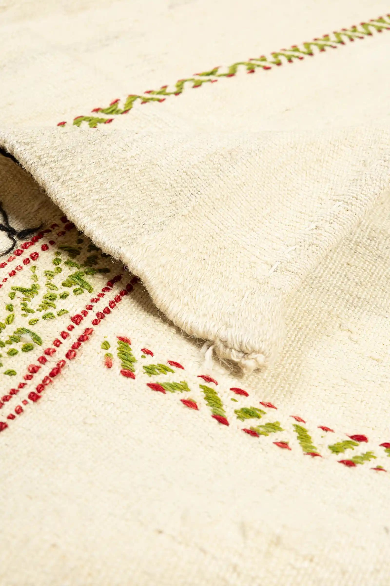 Vorder- und Rückseite im Vergleich – Rückseite flach und klar erkennbar gewebt, Fransenabschluss hell, schlicht und gleichmäßig