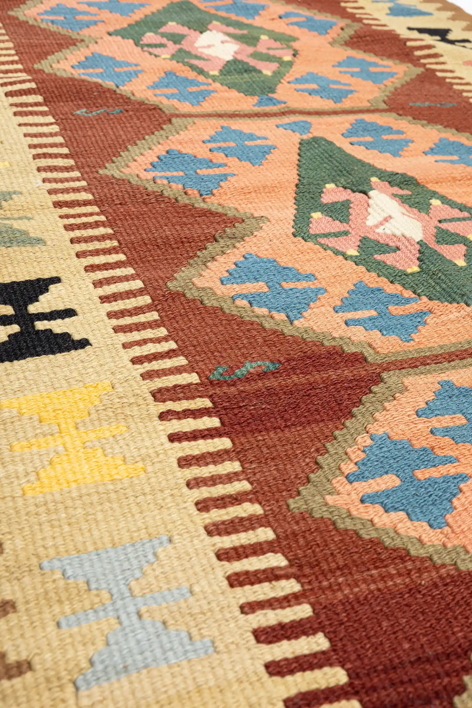 Nahaufnahme der Textur – dichte Flachwebung mit leicht unregelmäßigen Garnen, gut sichtbare Kettfäden und klare Farbtrennung durch saubere Webkanten