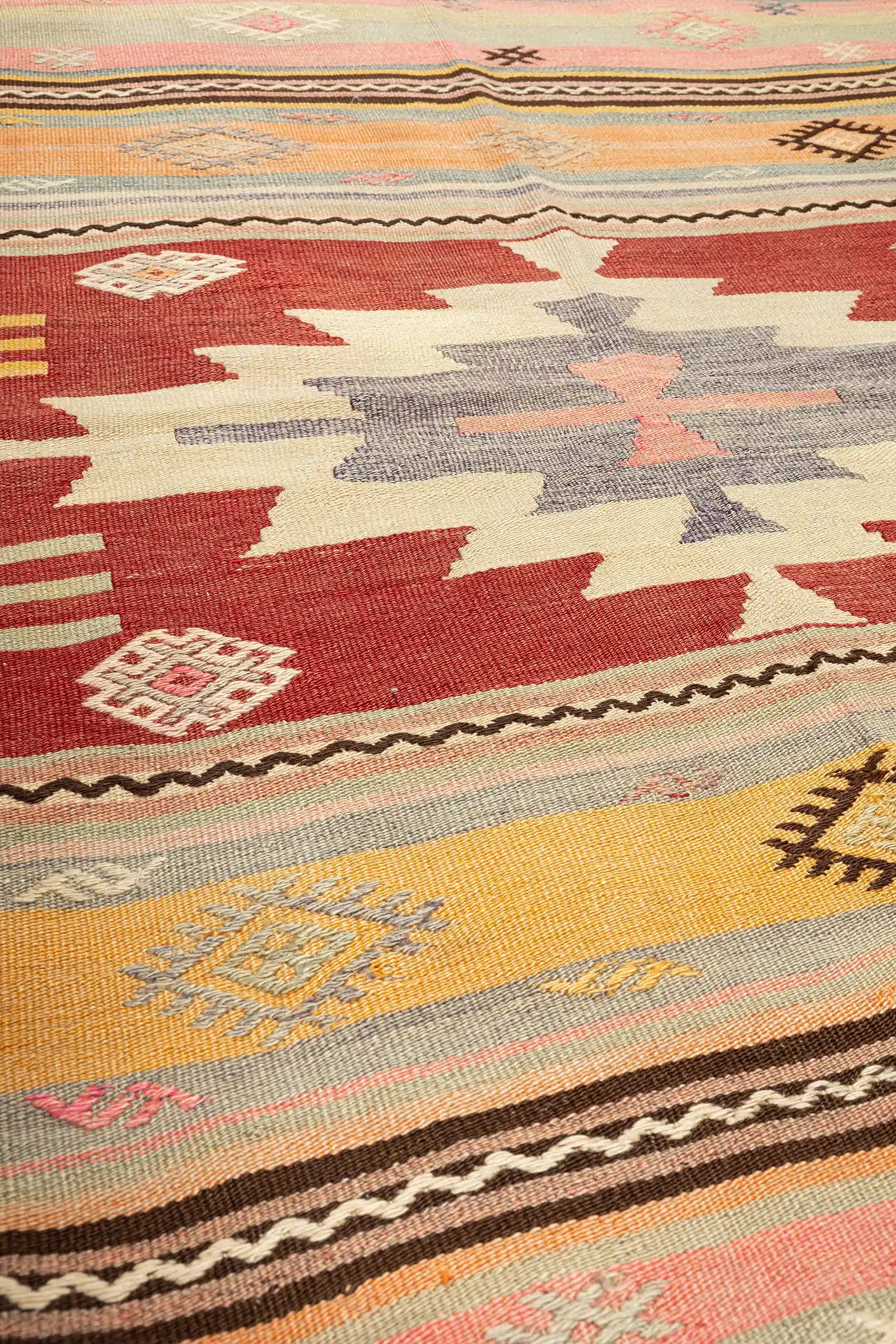 Tiefe Perspektive auf die Webstruktur – Fokus auf geometrische Symbole und Webtechnik