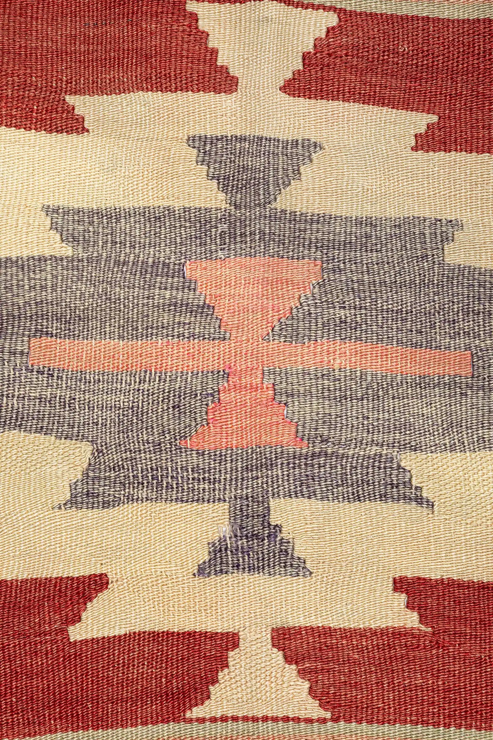 Detailaufnahme des zentralen Medaillons – zackenförmige Formen in Ziegelrot, Beige, Lavendel und Altrosa