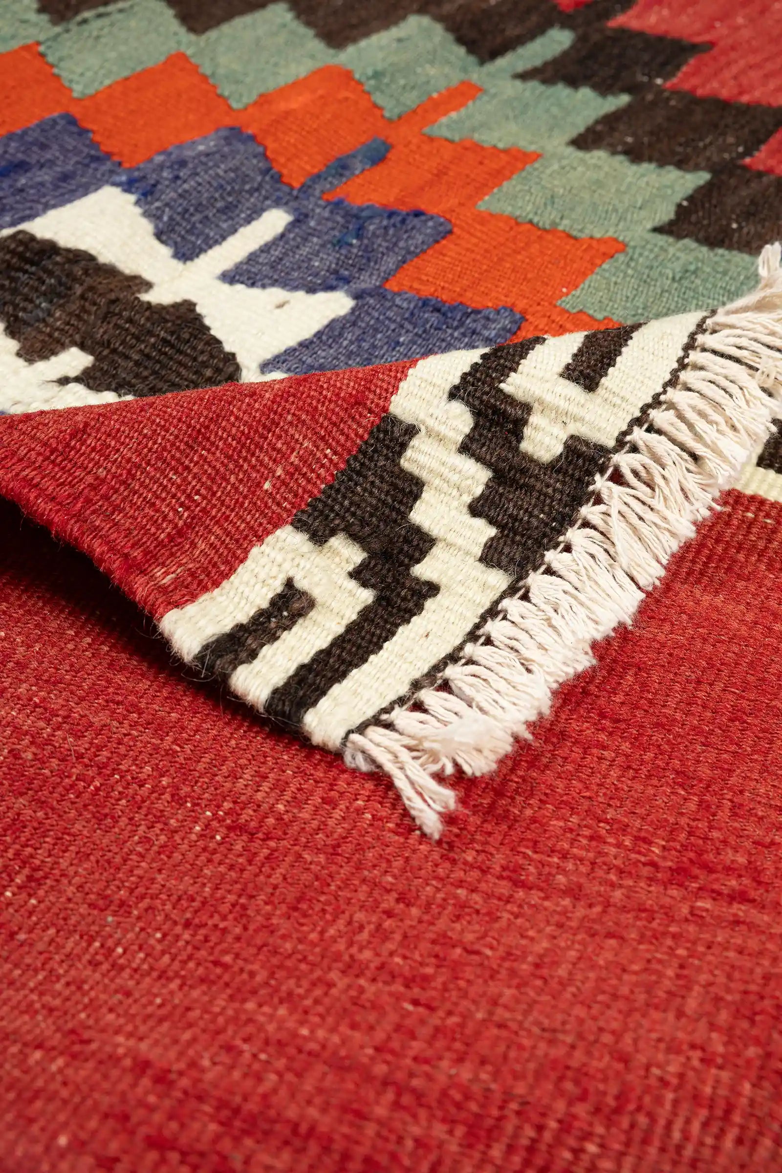 Vorder- und Rückseite im Vergleich – Vorderseite mit markantem Zentralmotiv, Rückseite flacher und etwas blasser, mit Fransenabschlüssen an beiden Enden