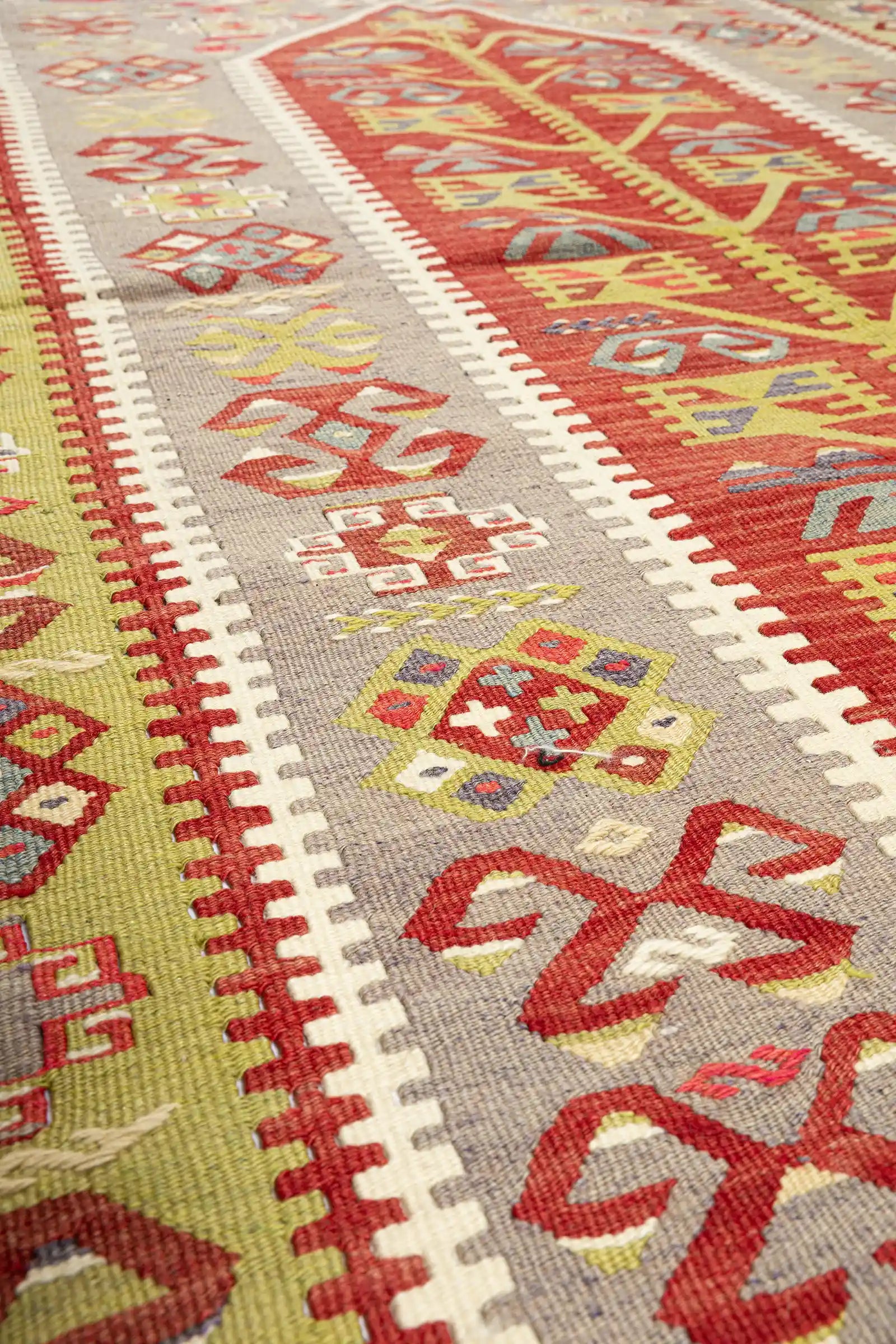 Nahaufnahme der Textur – flach gewebte Oberfläche aus dichter Wolle mit leicht unregelmäßiger Garnstruktur in matten Farben