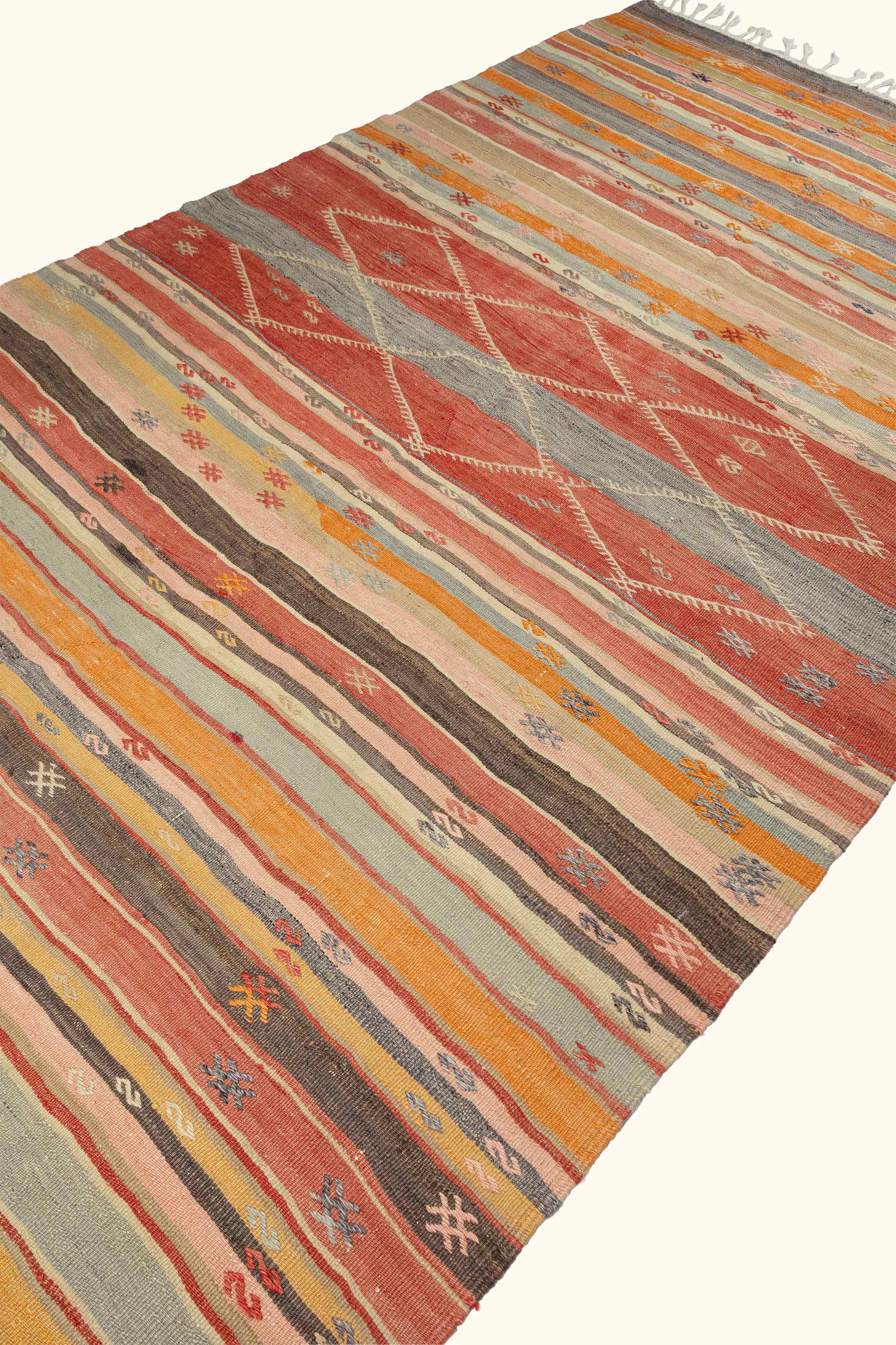 Schräge Seitenansicht – harmonisches Streifenmuster aus pflanzengefärbter Wolle