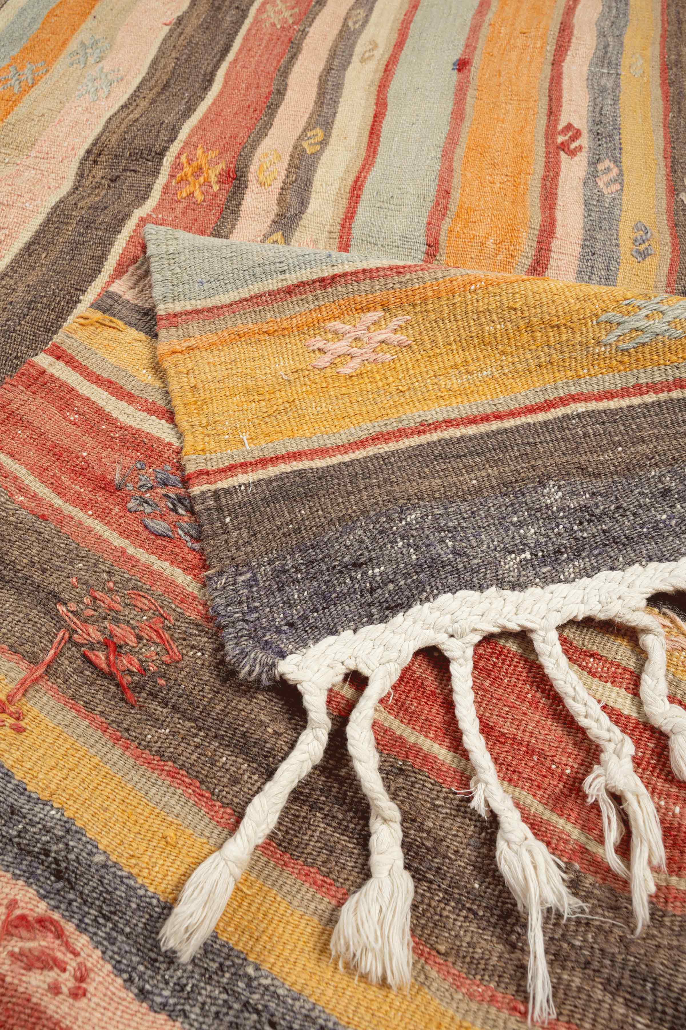 Vorder und Rückseite mit geflochtenen Fransen – authentische Vintage-Webstruktur