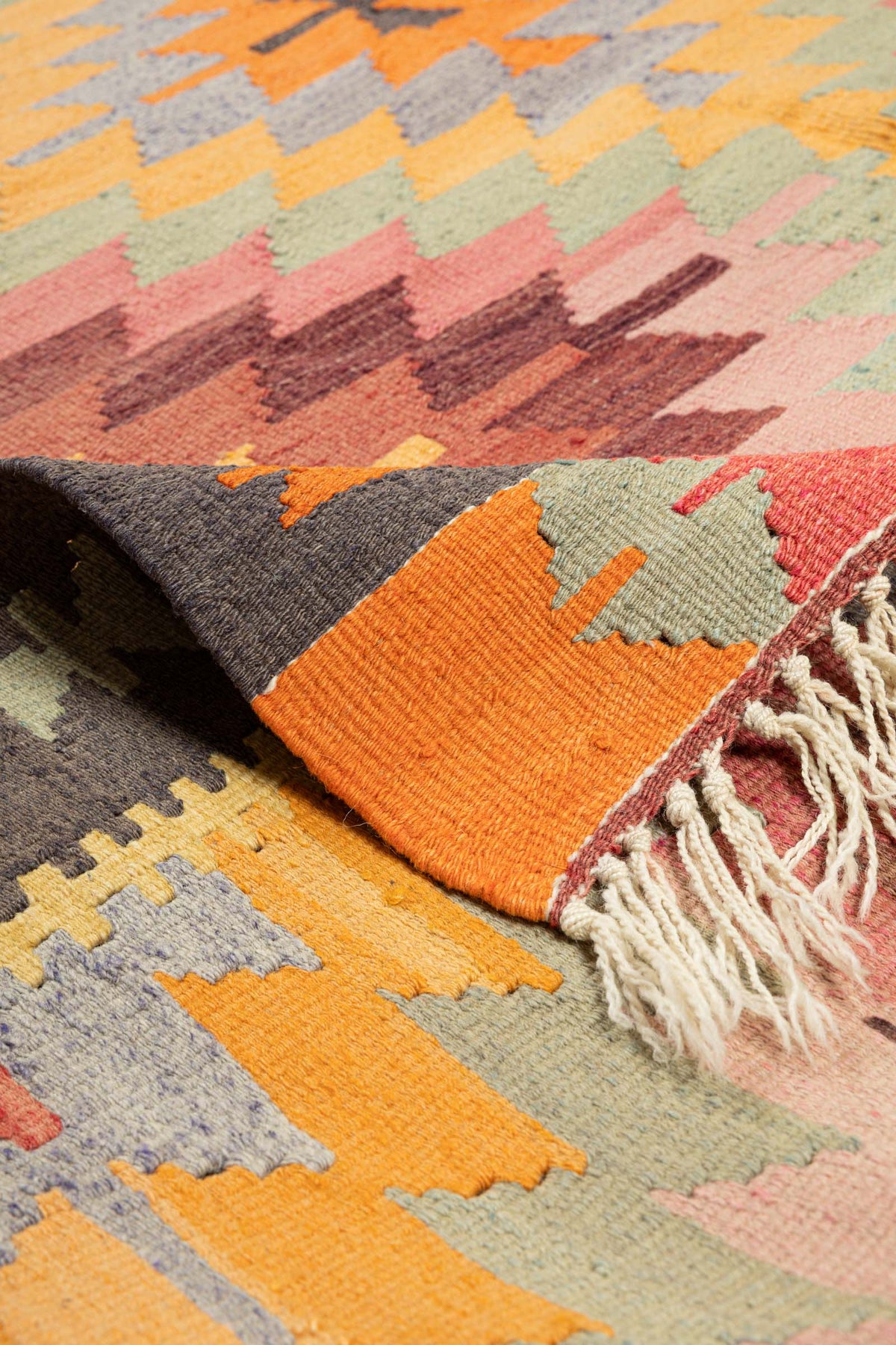 Wild Heart Free Soul AFYON Vintage Kelim aus Anatolien mit handgewebten bunten geometrischen Mustern und Fransen
