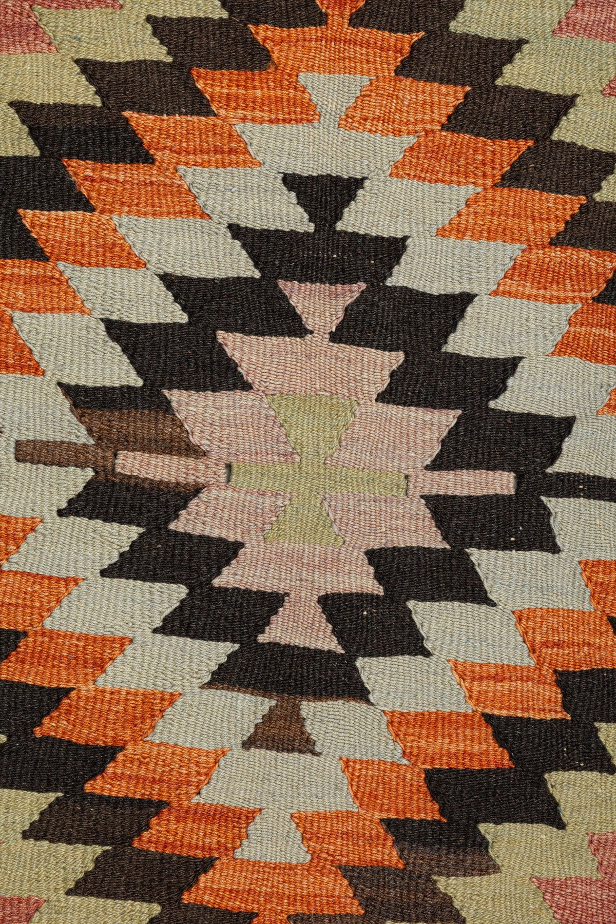Wild Heart Free Soul Vintage Kelim aus Afyon mit geometrischem Rautenmuster in warmen Erdtönen aus 100 % Schafwolle