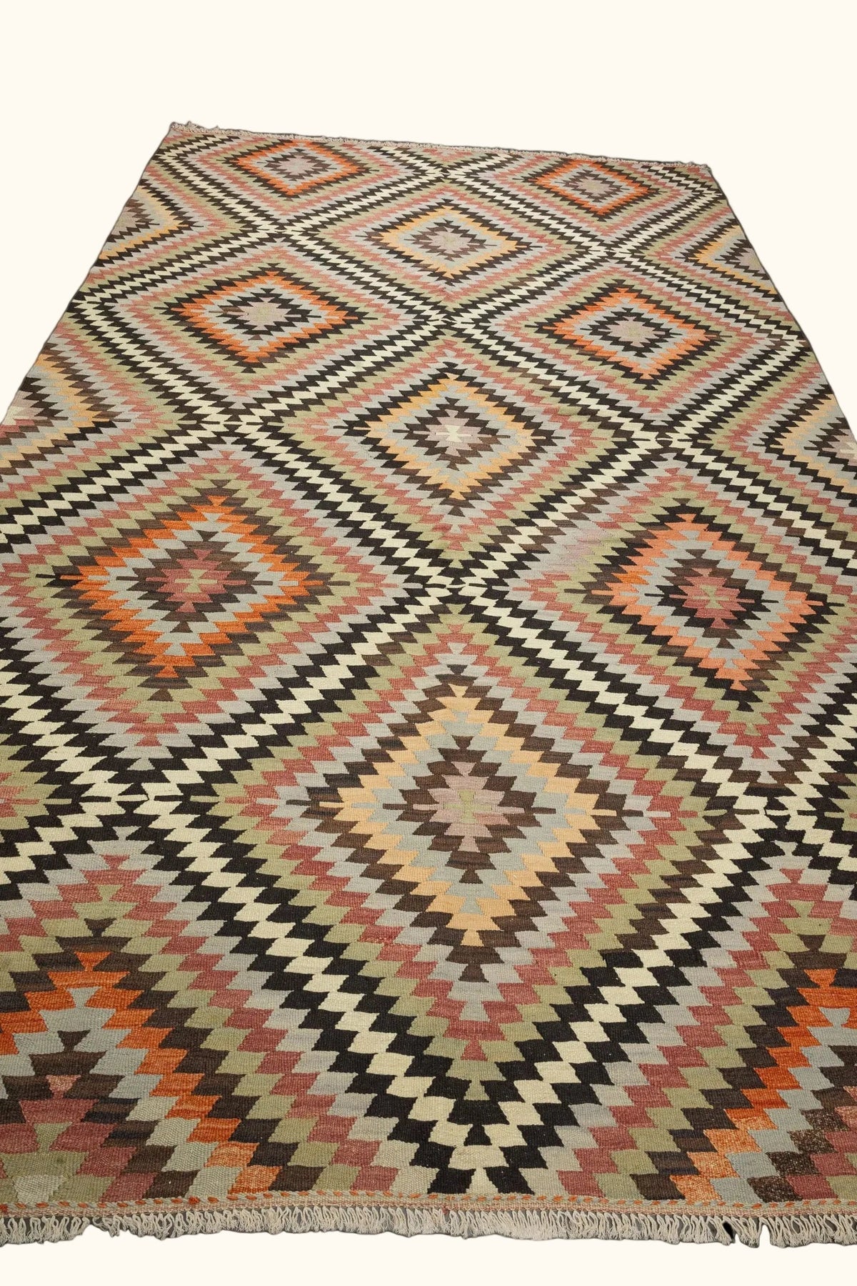 Wild Heart Free Soul Vintage Kelim aus Afyon mit geometrischem Rautenmuster in warmen Erdtönen aus 100 % Schafwolle