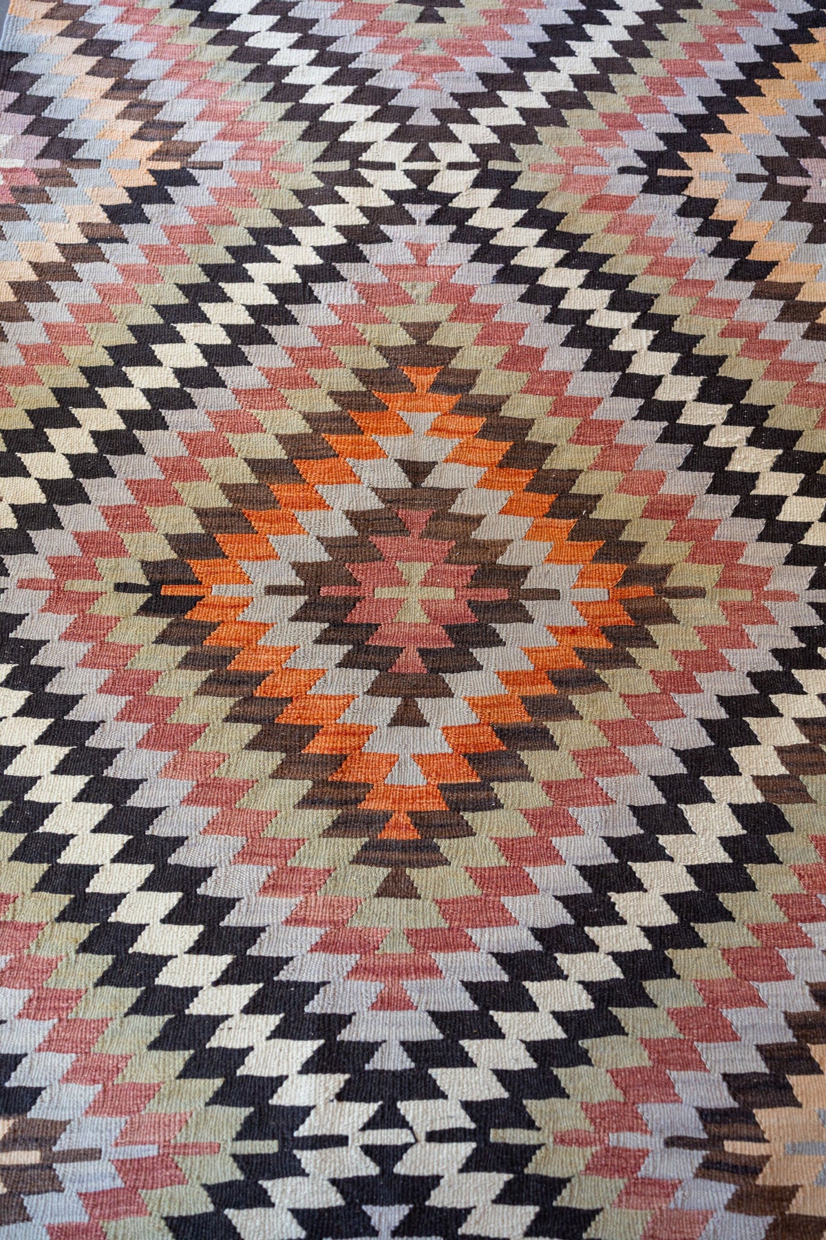 Wild Heart Free Soul Vintage Kelim aus Afyon mit geometrischem Rautenmuster in warmen Erdtönen aus 100% Schafwolle