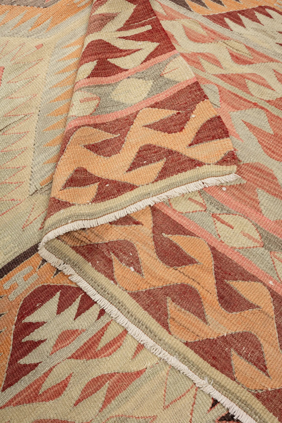 Wild Heart Free Soul Vintage Kelim aus Denizli mit geometrischen Mustern in Pink, Apricot und Honiggelb auf Creme
