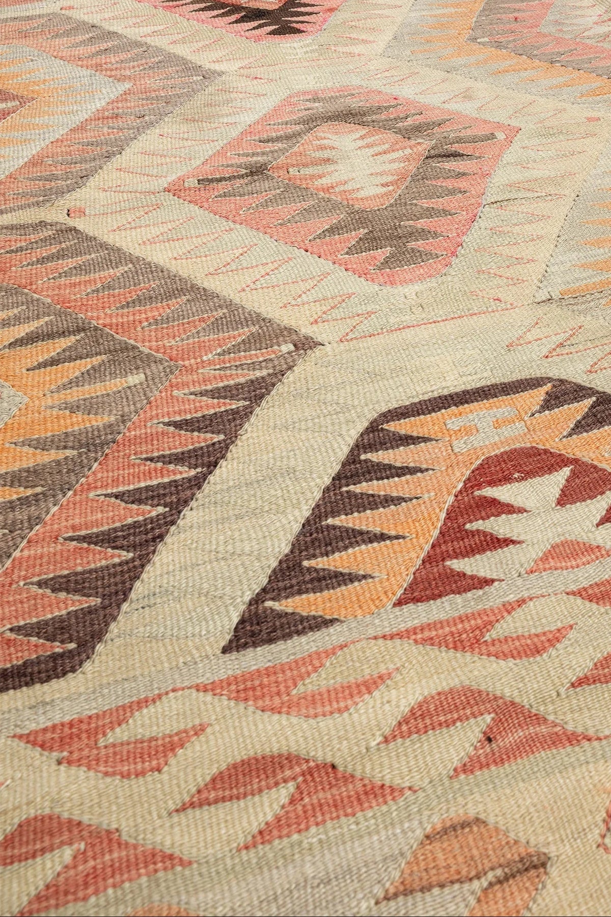 Wild Heart Free Soul Vintage Kelim aus Denizli mit geometrischen Mustern in Pink, Apricot und Honiggelb auf Creme
