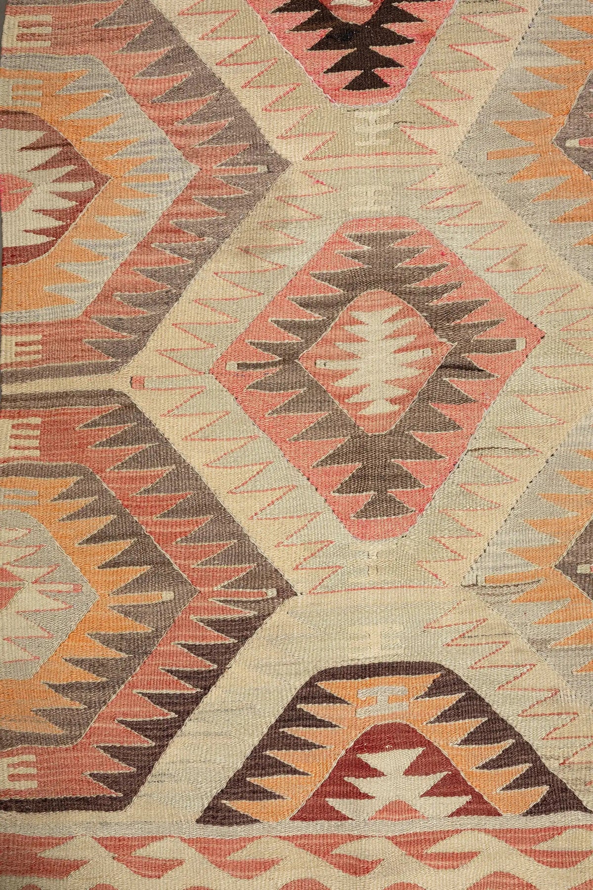 Wild Heart Free Soul Vintage Kelim aus Denizli mit geometrischen Mustern in Pink, Apricot und Erdtönen auf Creme