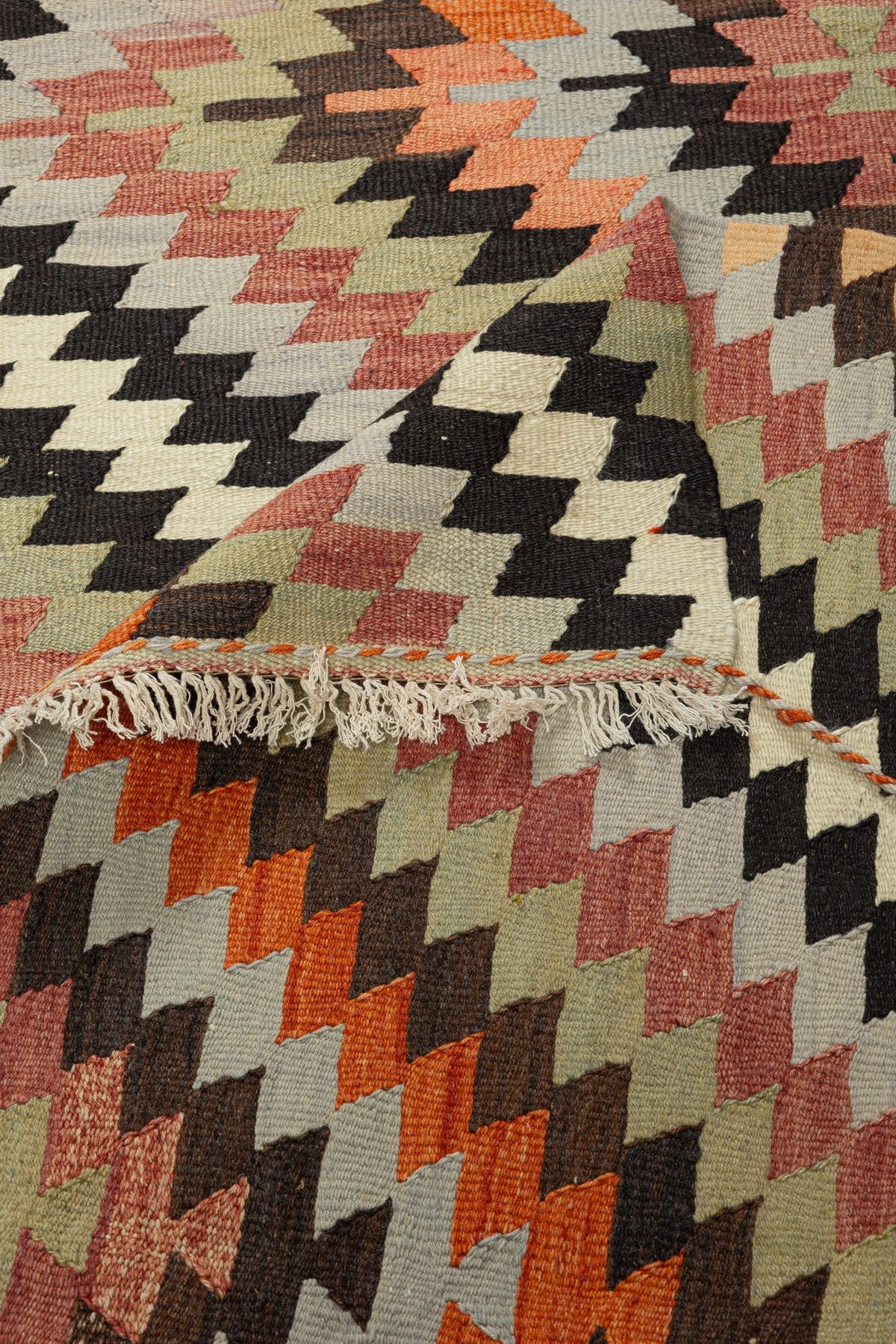 Wild Heart Free Soul Vintage Kelim aus Afyon mit geometrischem Rautenmuster in Erdtönen aus 100 % Schafwolle