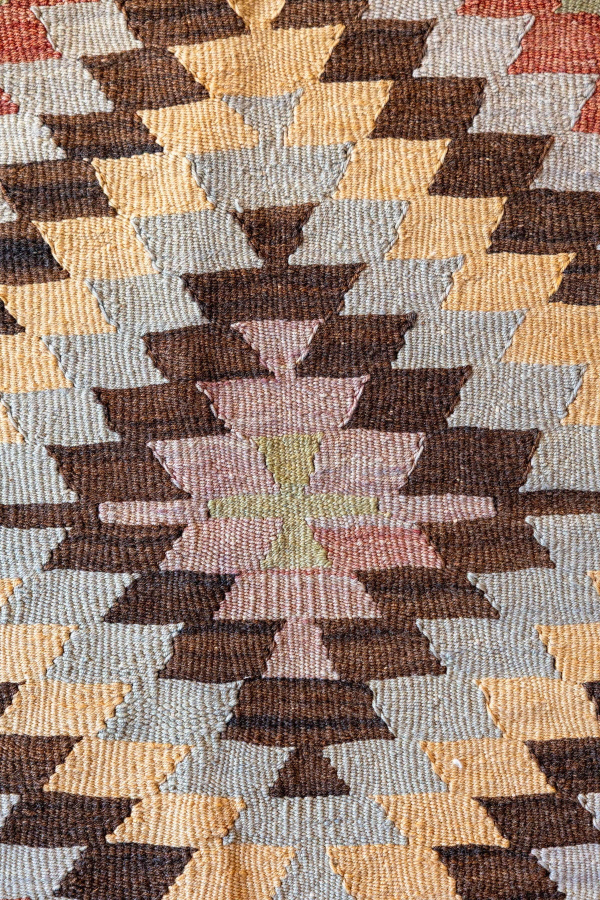Wild Heart Free Soul Vintage Kelim aus Afyon mit handgewebtem geometrischem Rautenmuster in warmen Erdtönen aus Schafwolle