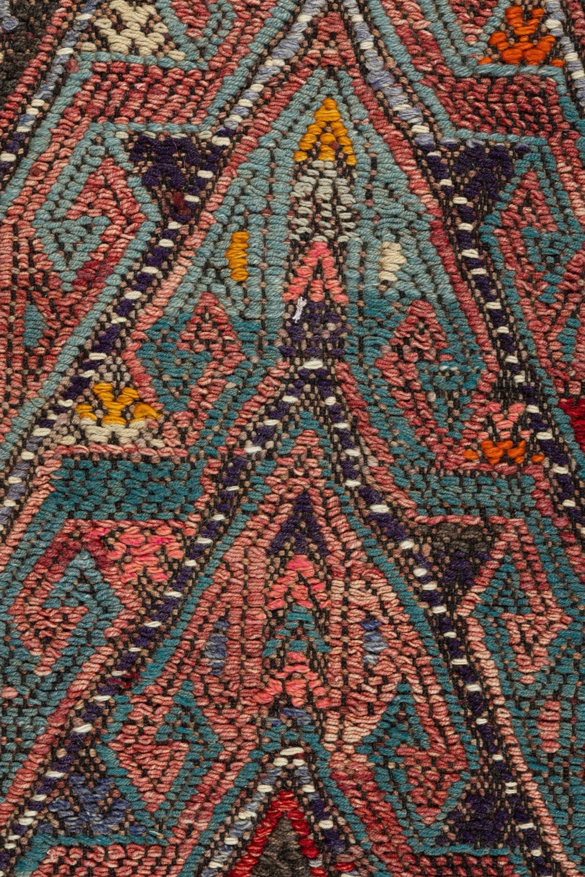 Detail der dichten Cicim-Zeichnung des Vintage-Kelims aus Mut