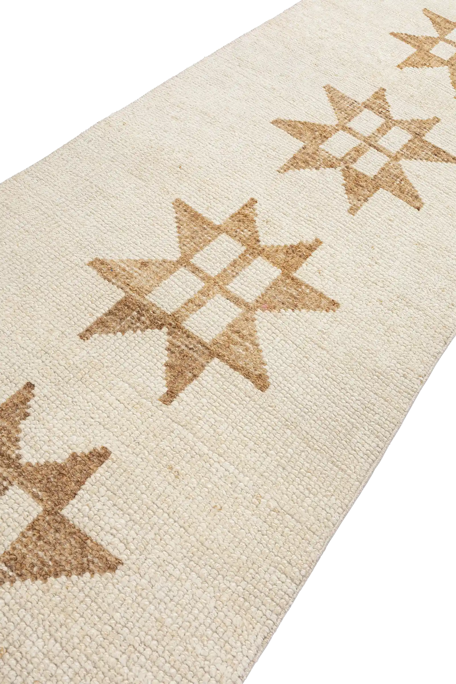 Seitlich geneigter Blick auf ein einzelnes Sternmotiv mit klar erkennbarer Kantenstruktur, gewebt aus mittelbrauner Wolle auf naturweißem Fond.