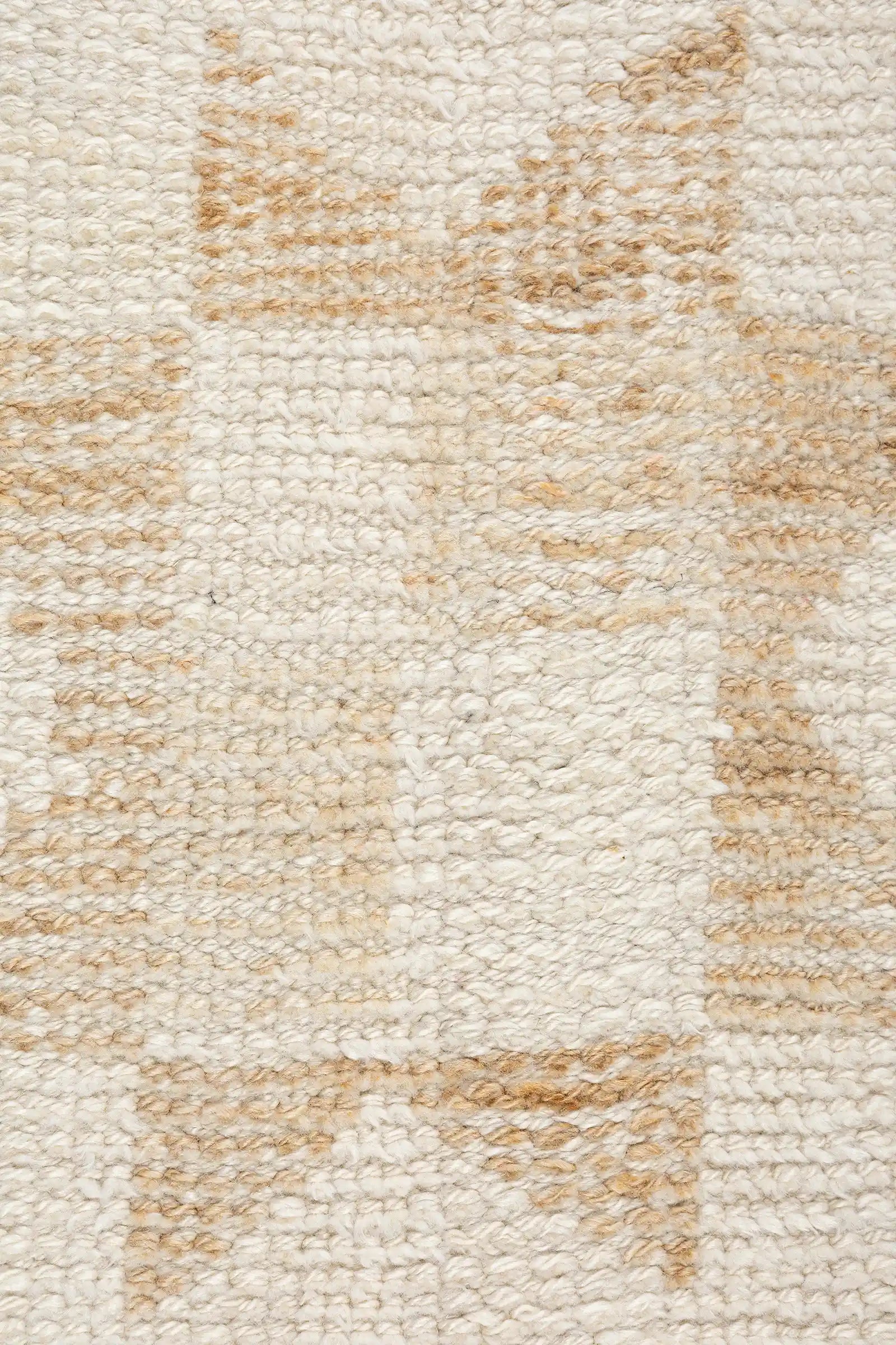 Nahaufnahme eines hellen, achtzackigen Sternmotivs in beigem Rahmen, gleichmäßig eingewebt in den beigen Fond des Teppichs mit dezenter Kontrastierung.