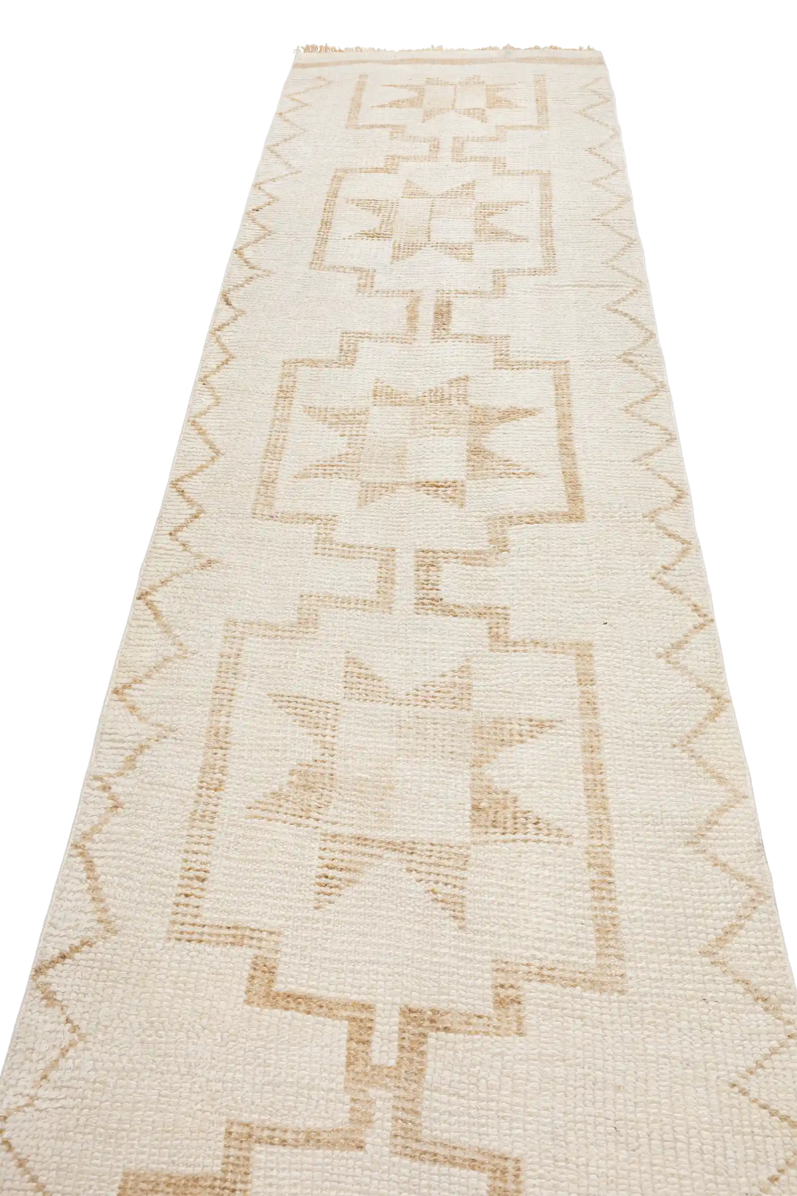 Schräg aufgenommene Ansicht entlang der Längsachse mit sichtbaren, symmetrisch angeordneten geometrischen Motiven in heller Ton-in-Ton-Webung auf naturfarbenem Grund.