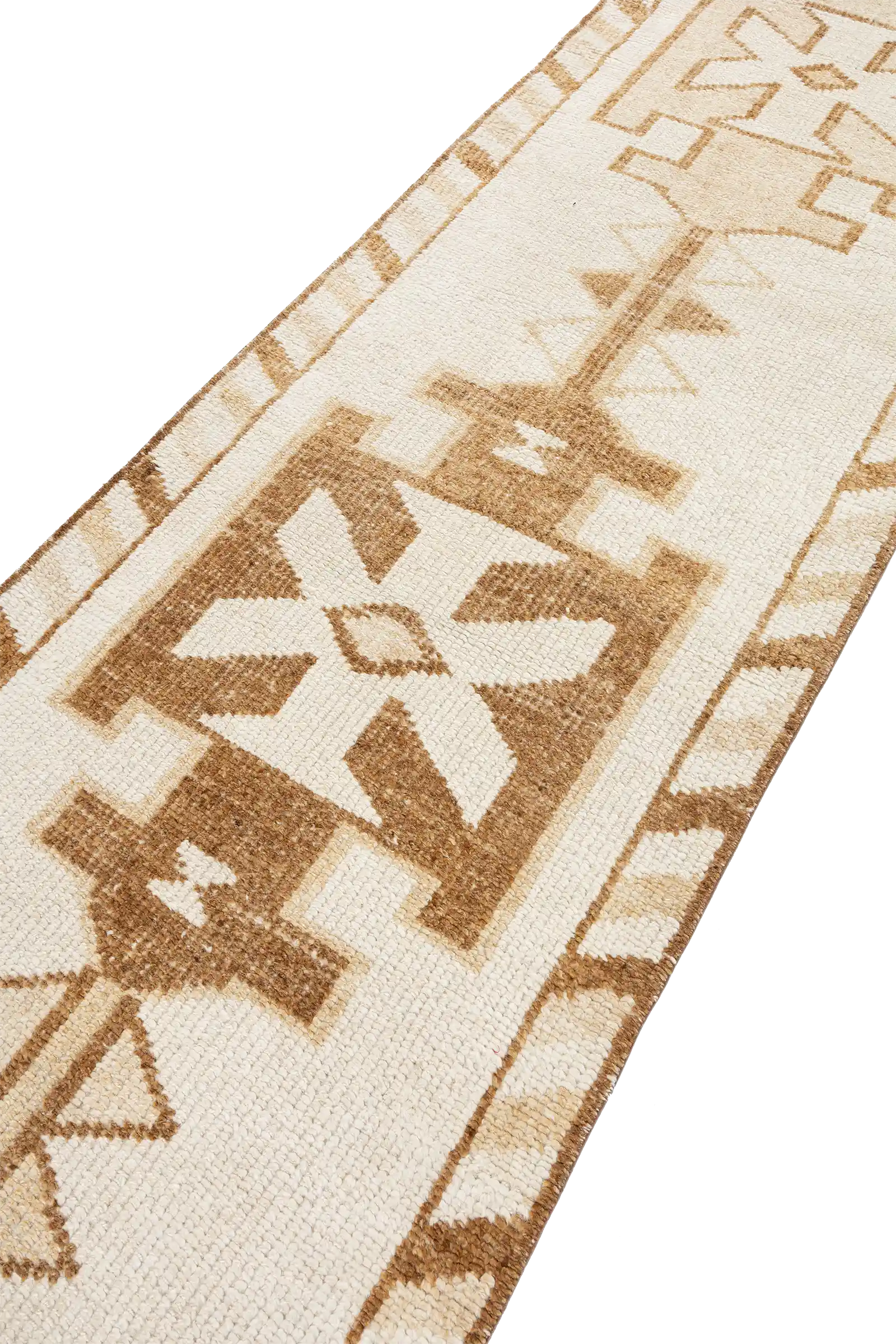 Seitlich geneigte Perspektive auf ein geometrisches, sternförmiges Hauptmotiv, das von einem braunen Rahmen eingefasst ist, mit klar sichtbarer Gewebestruktur.