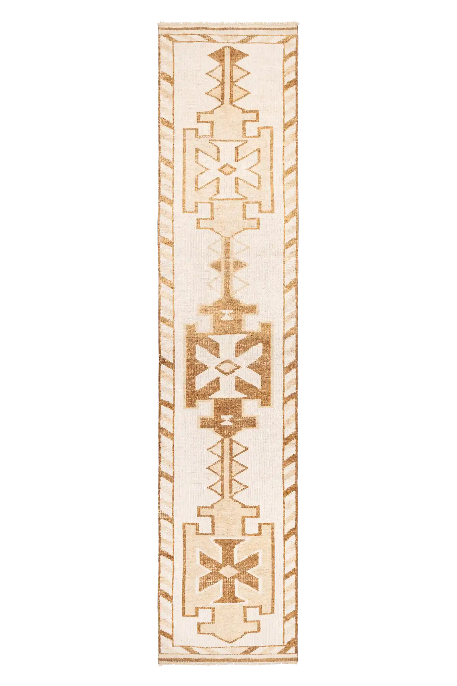 Vollständige Draufsicht auf einen langen, schmalen Vintage-Kelim in Naturtönen mit großen symmetrischen geometrischen Mustern in Braun auf hellem Hintergrund, eingerahmt von einem zickzackförmigen Randmotiv.