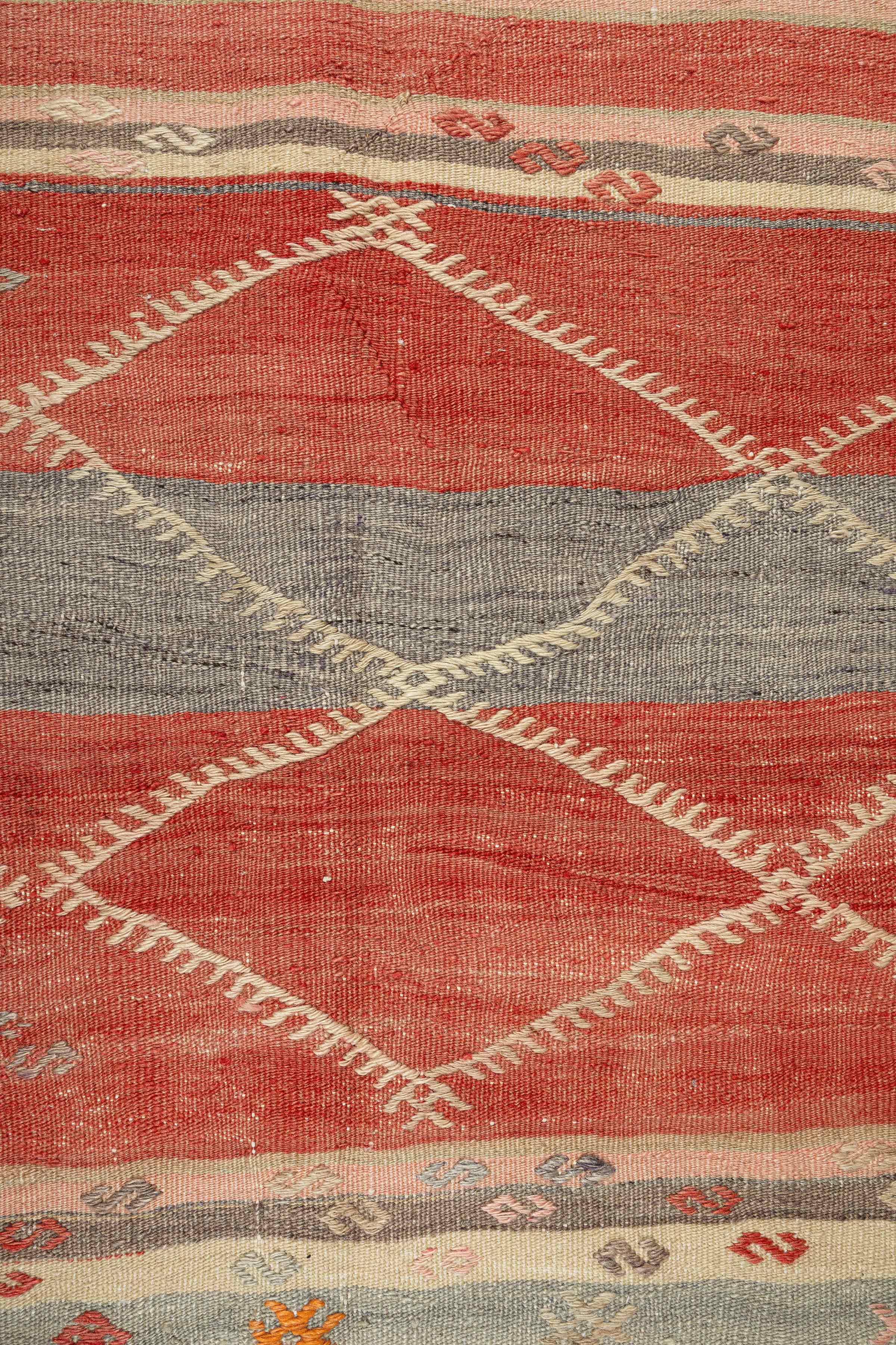 Detailaufnahme der Diamantmotive – Schutzsymbol in filigraner Stickerei